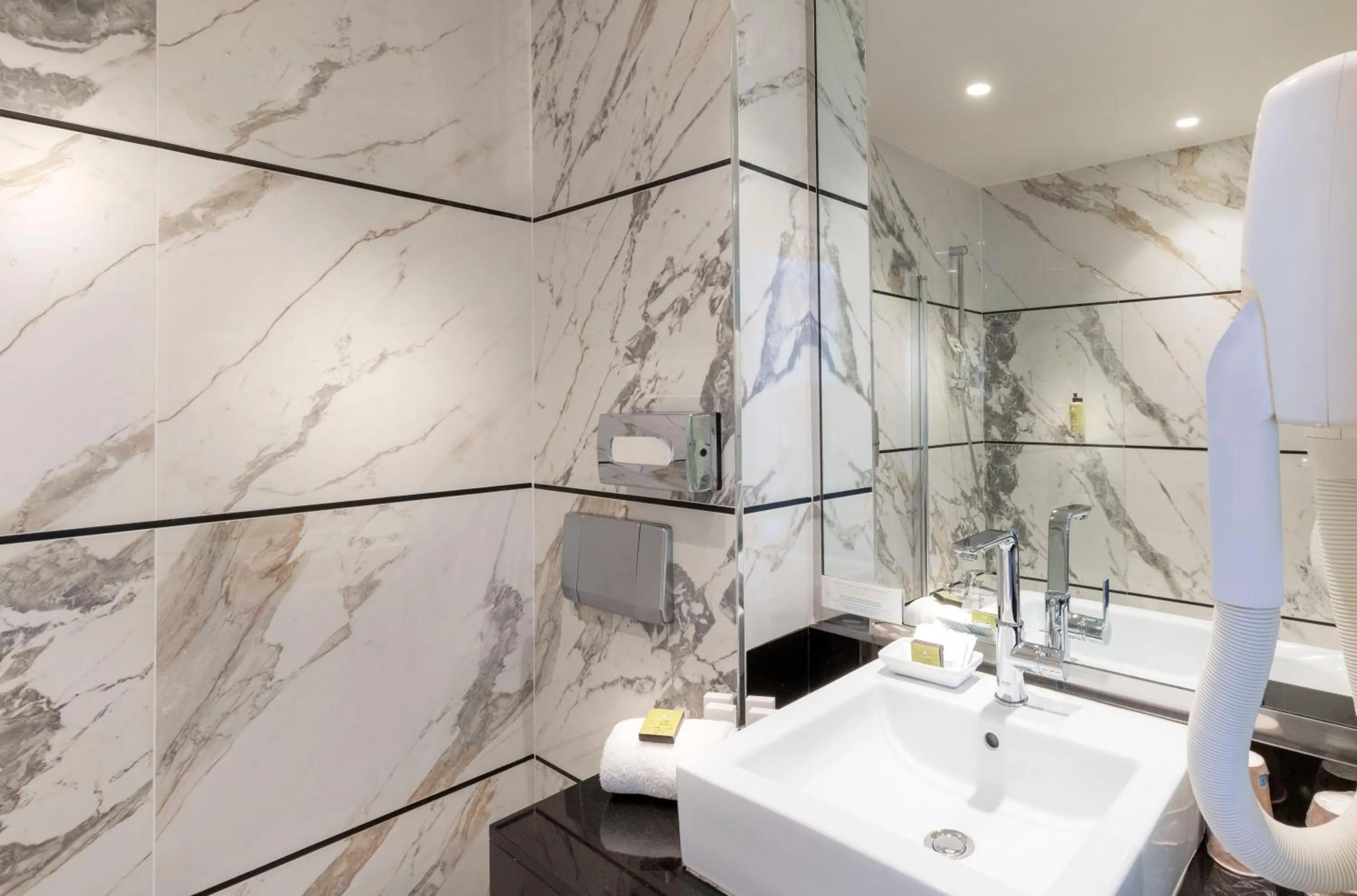 Shower in Elysées Ceramic