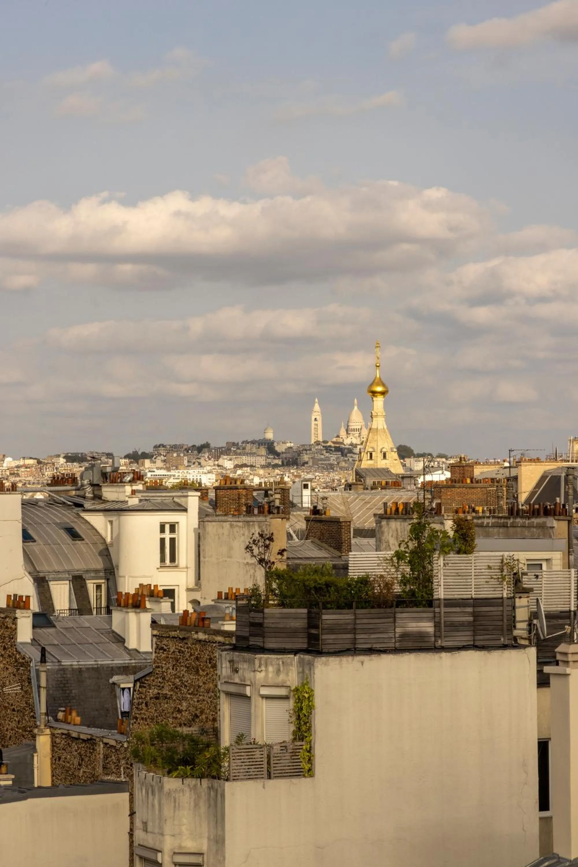 Nearby landmark in Elysées Ceramic