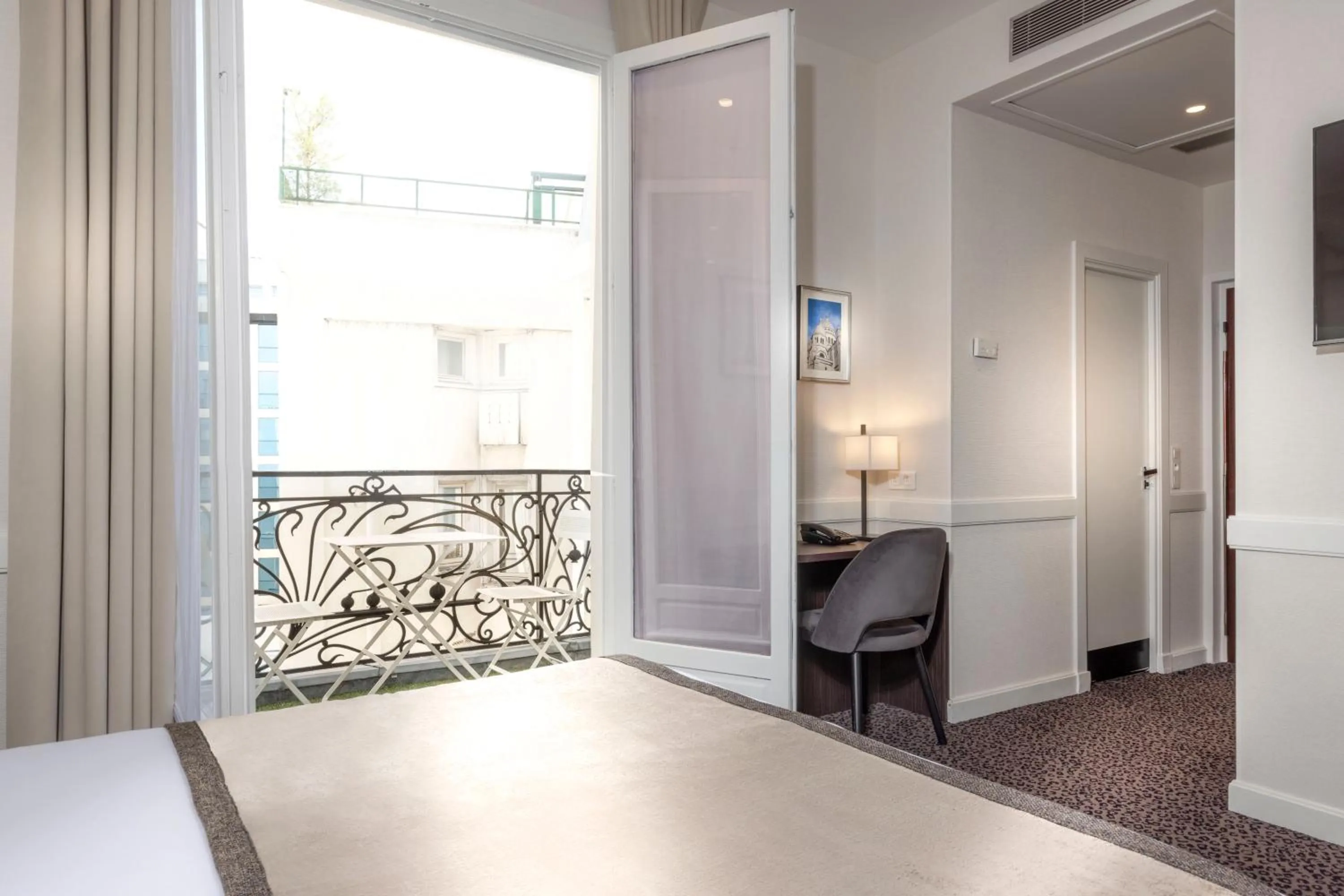 Bed in Elysées Ceramic