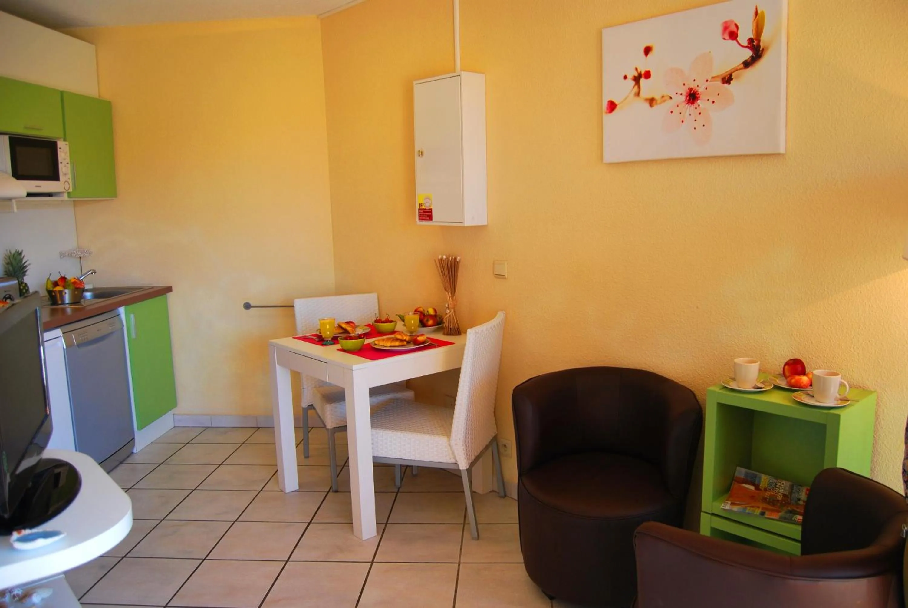 Kitchen or kitchenette in Lagrange Grand Bleu Vacances – Résidence Les Jardins de Neptune