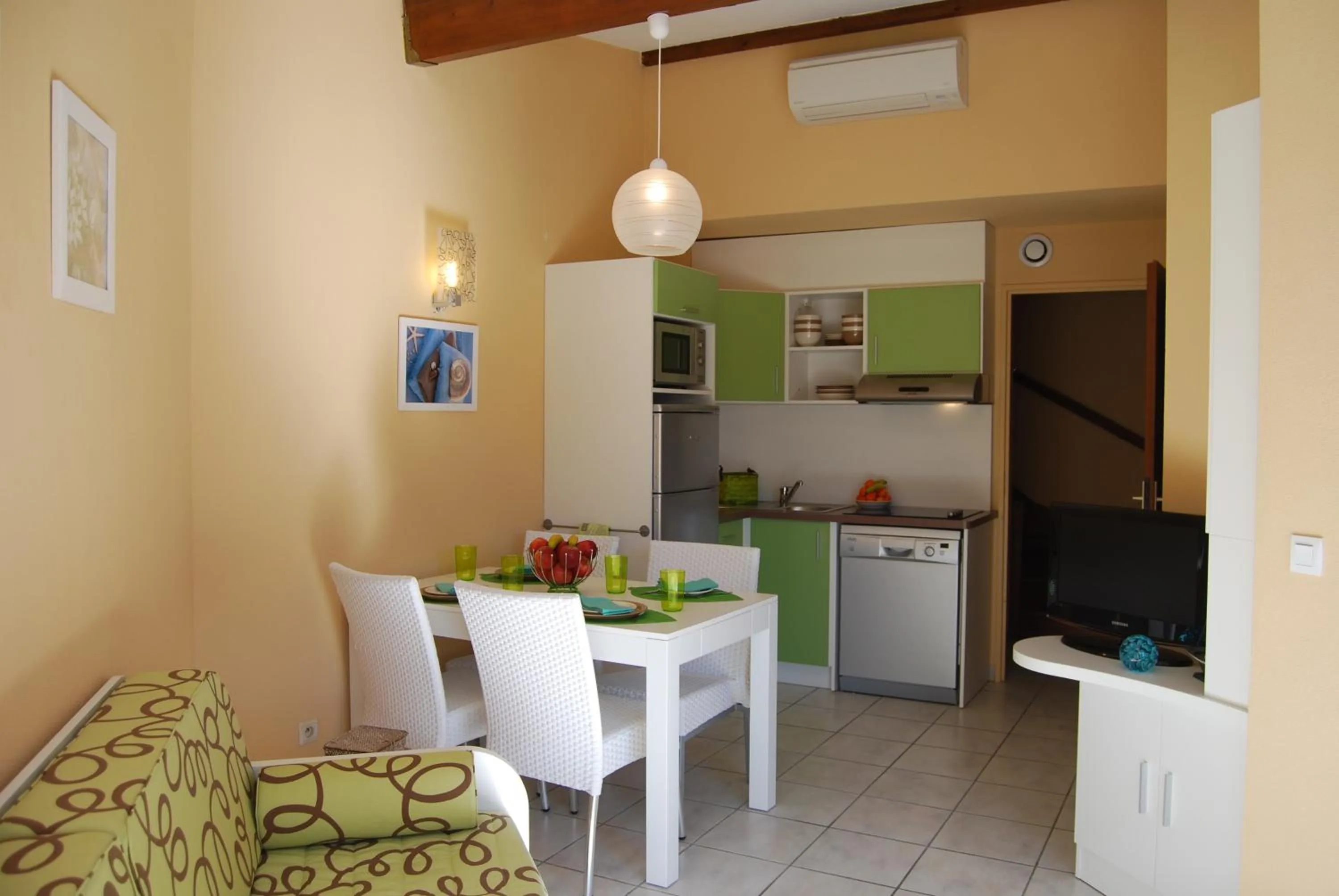 Kitchen or kitchenette in Lagrange Grand Bleu Vacances – Résidence Les Jardins de Neptune