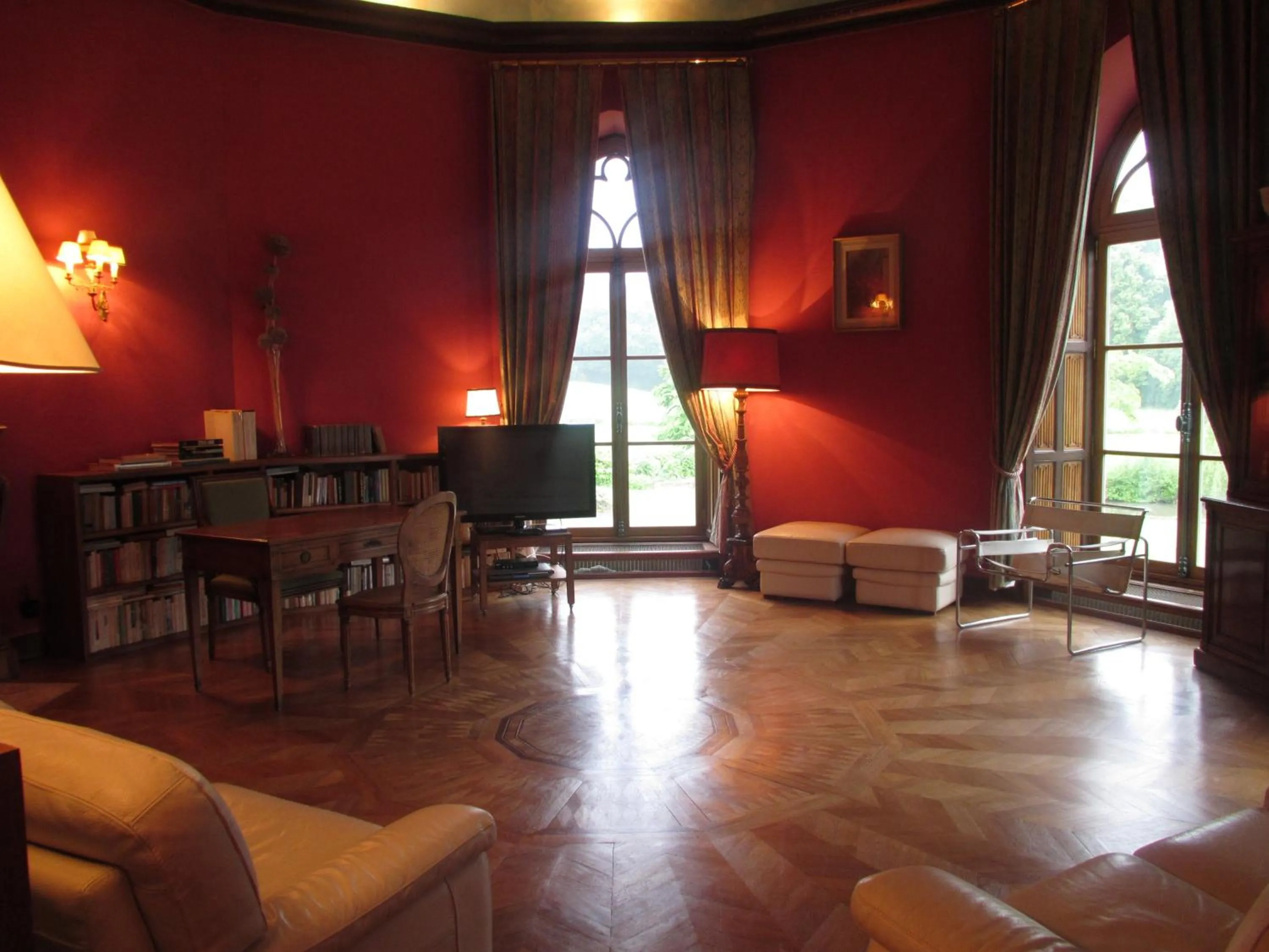 Communal lounge/ TV room in Château de Vaulogé