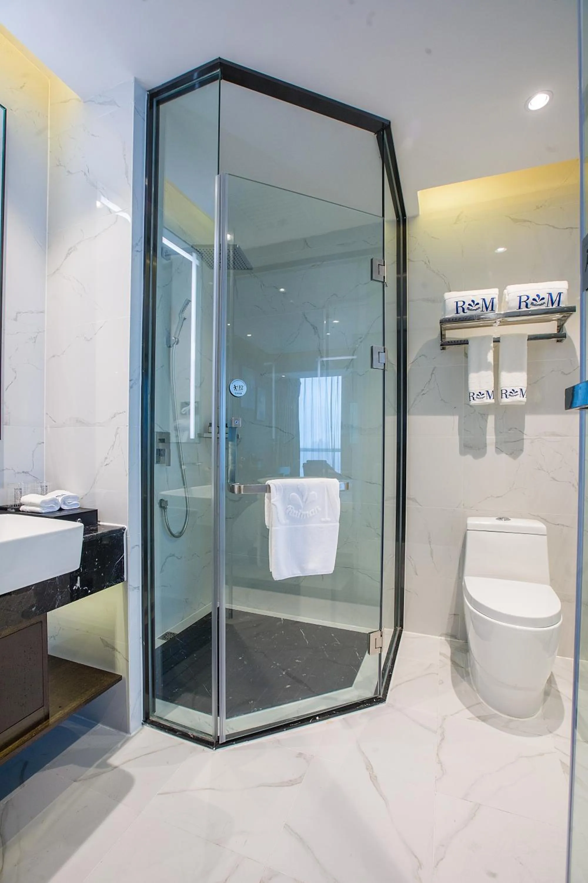 Shower in Ruiman International Hotel