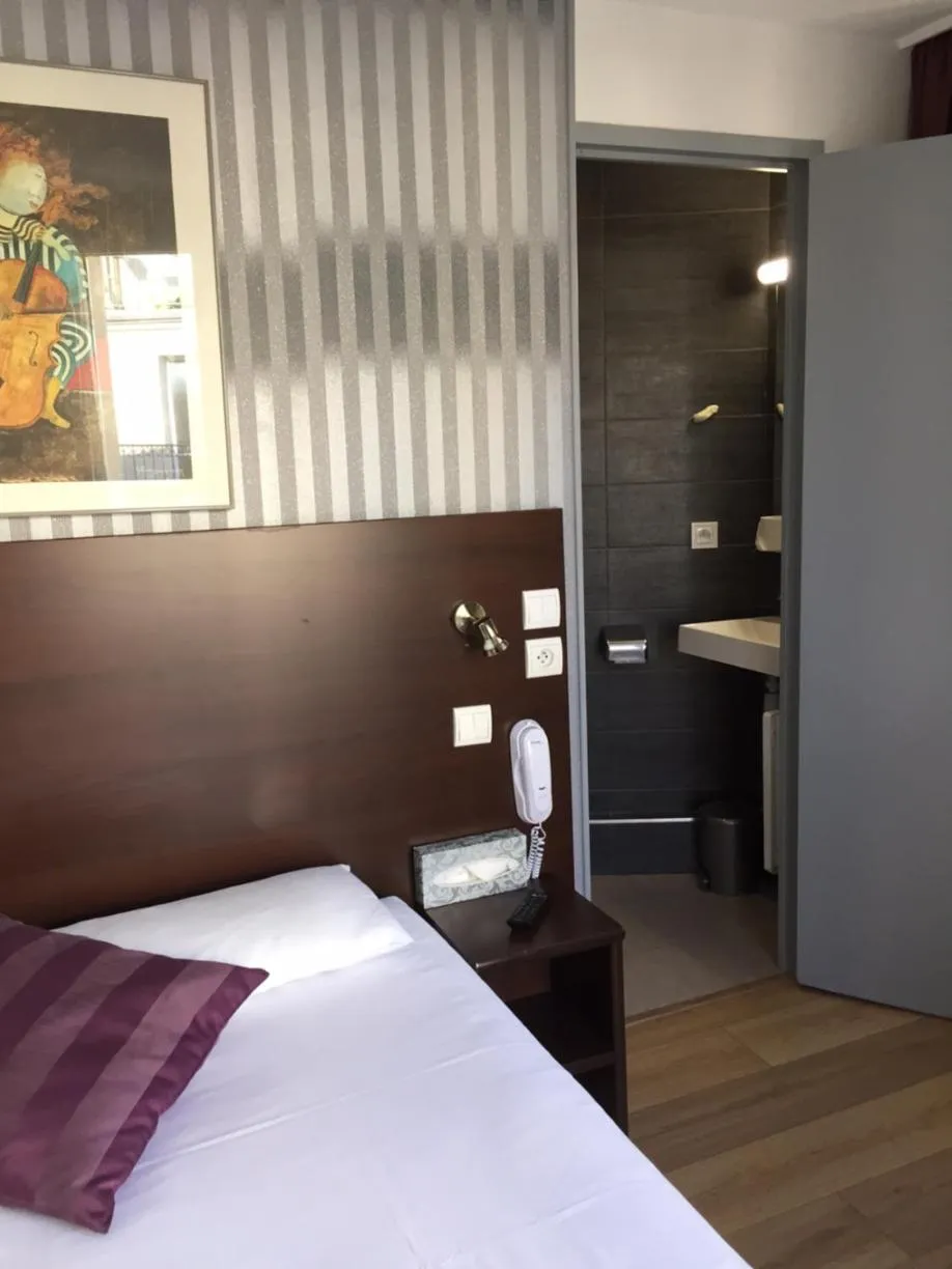 Bedroom, Bed in Hôtel Alane