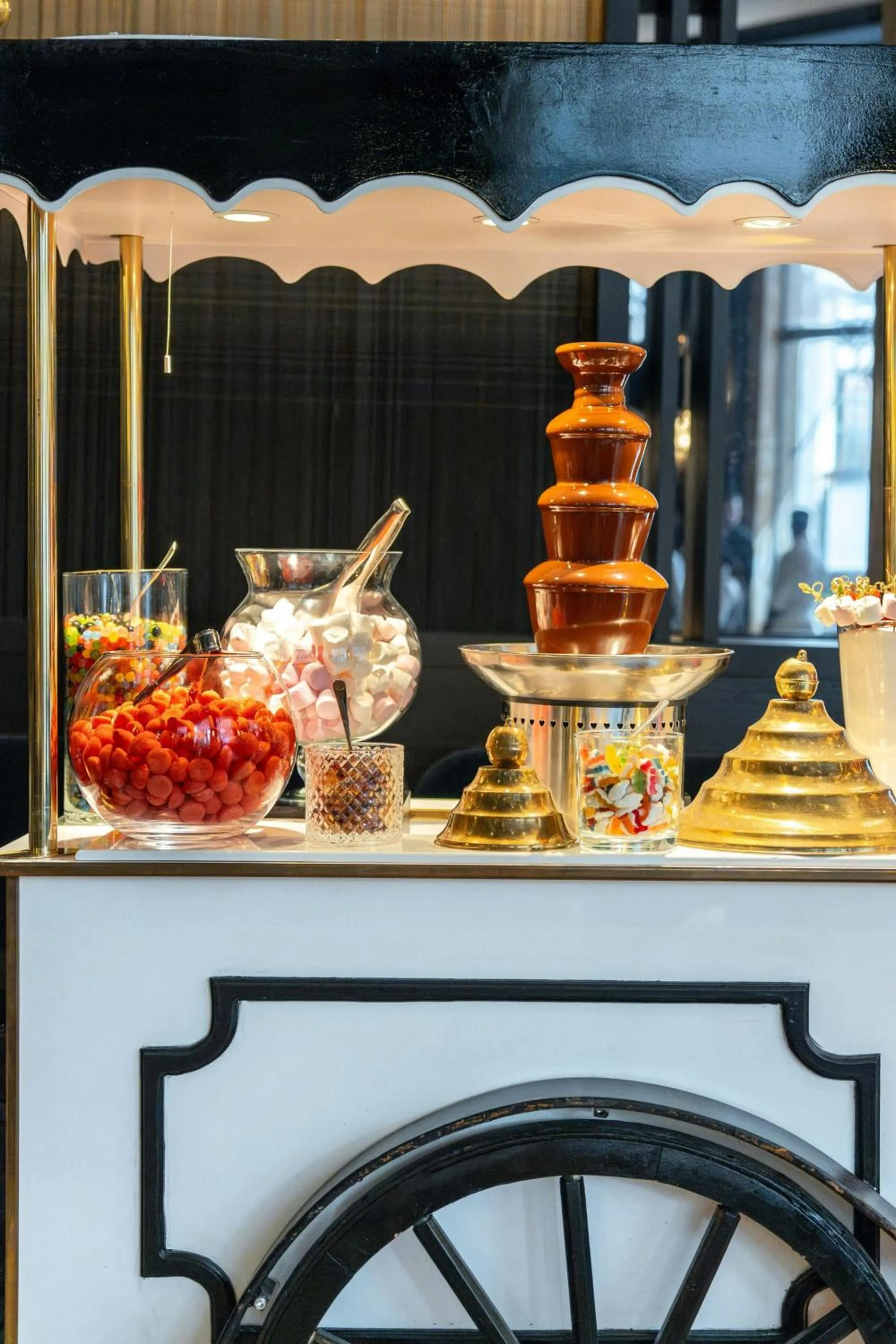 Restaurant/places to eat in Prince de Galles, a Luxury Collection hotel, Paris