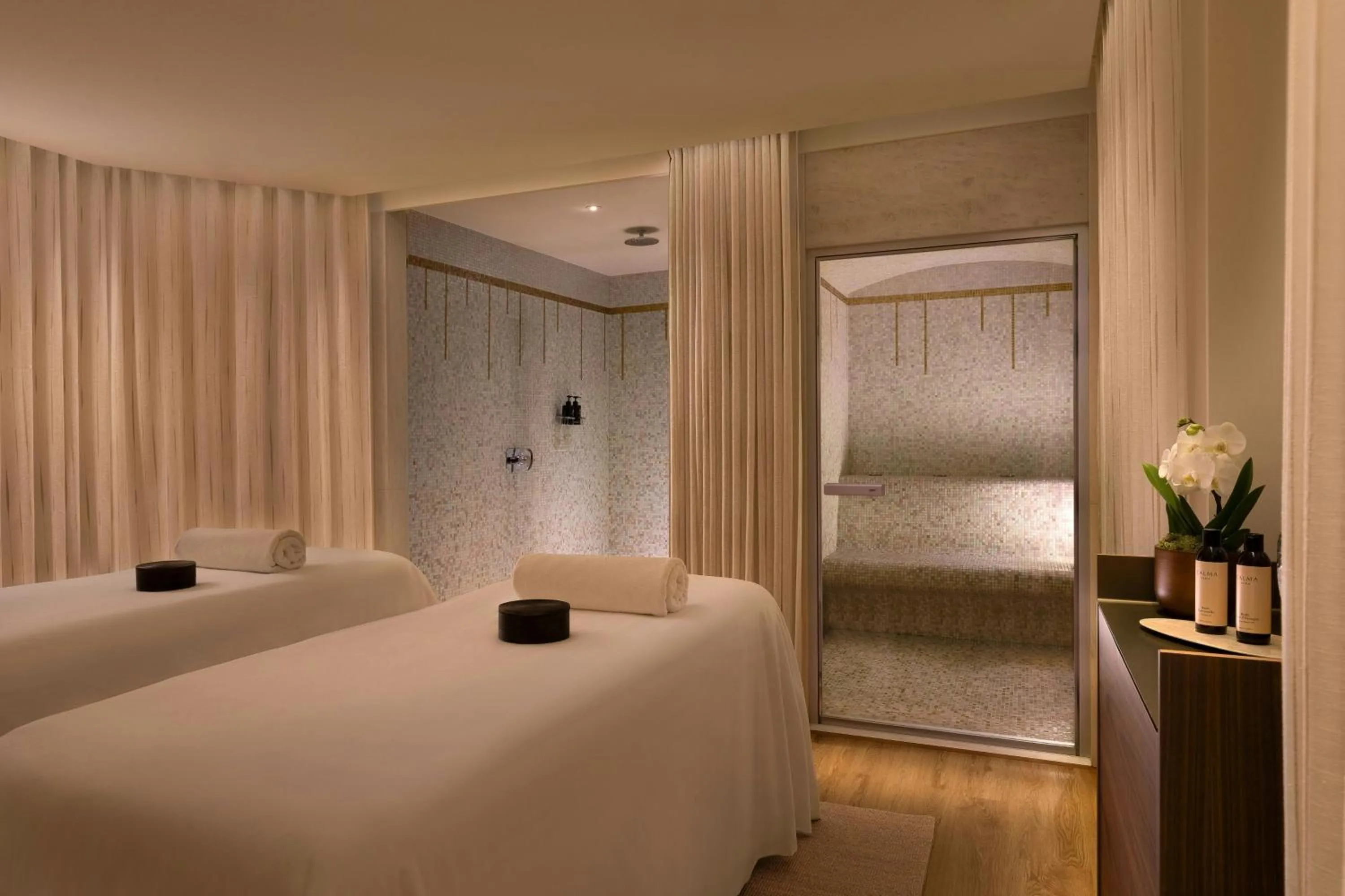 Bathroom, Bed in Prince de Galles, a Luxury Collection hotel, Paris