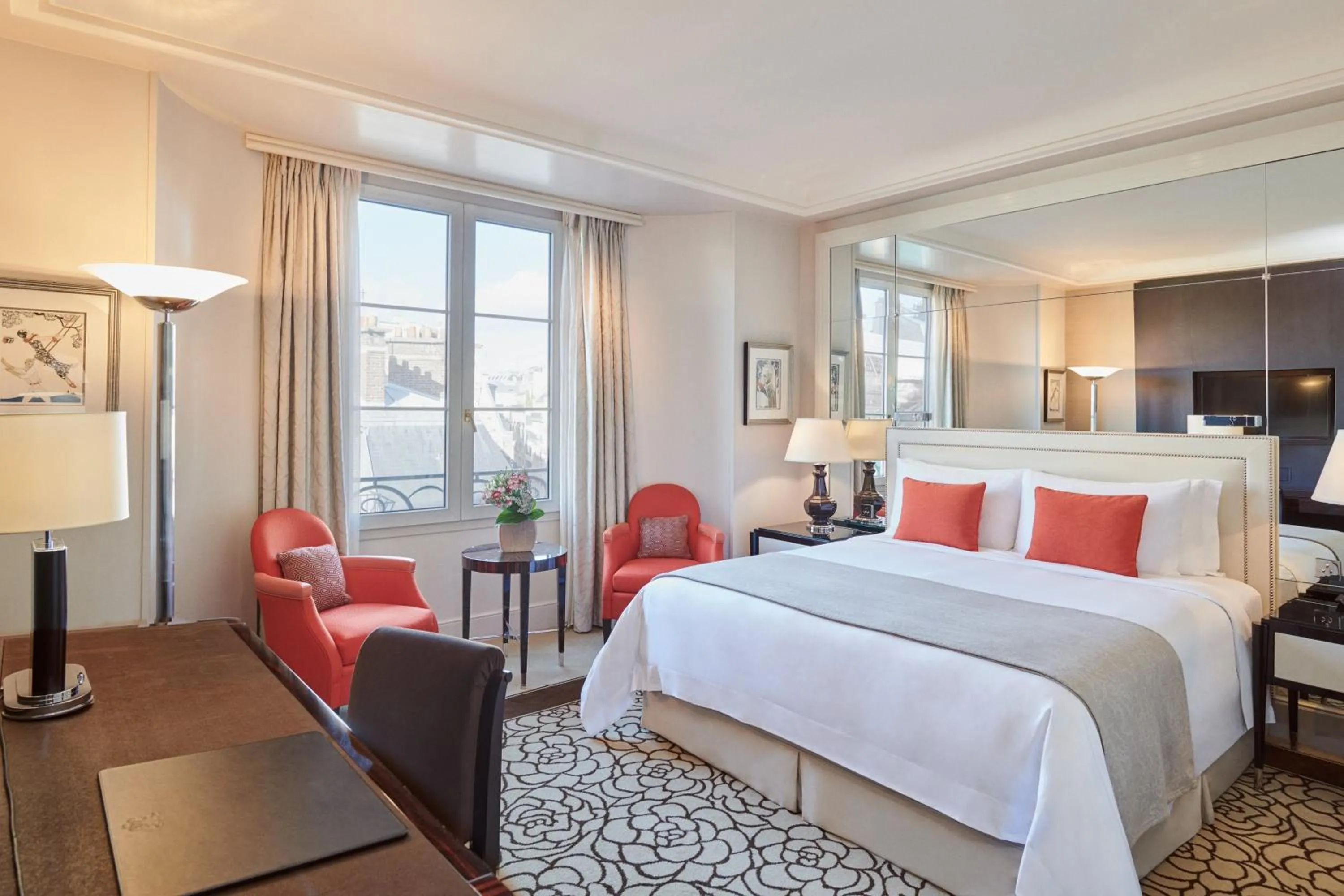 Photo of the whole room, Bed in Prince de Galles, a Luxury Collection hotel, Paris