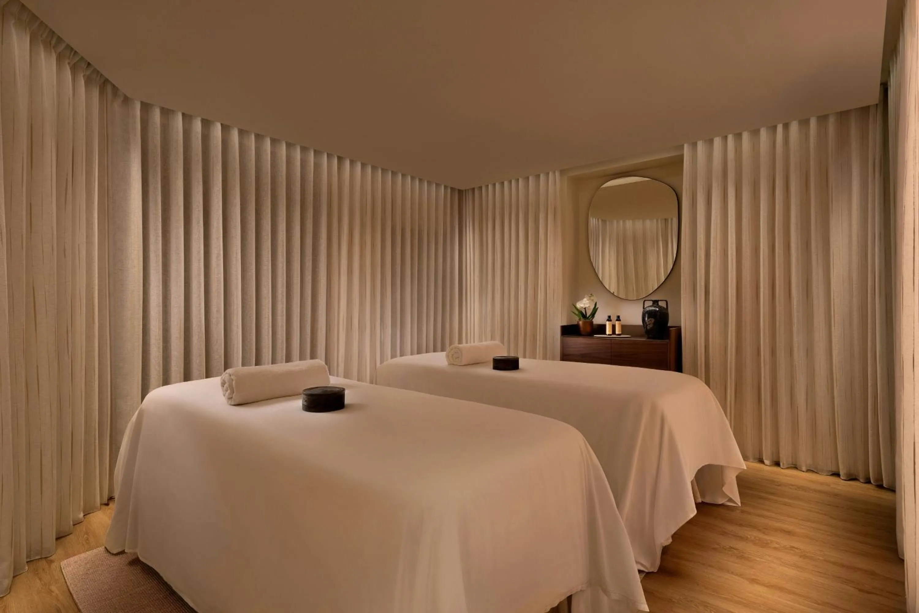 Spa and wellness centre/facilities, Bed in Prince de Galles, a Luxury Collection hotel, Paris