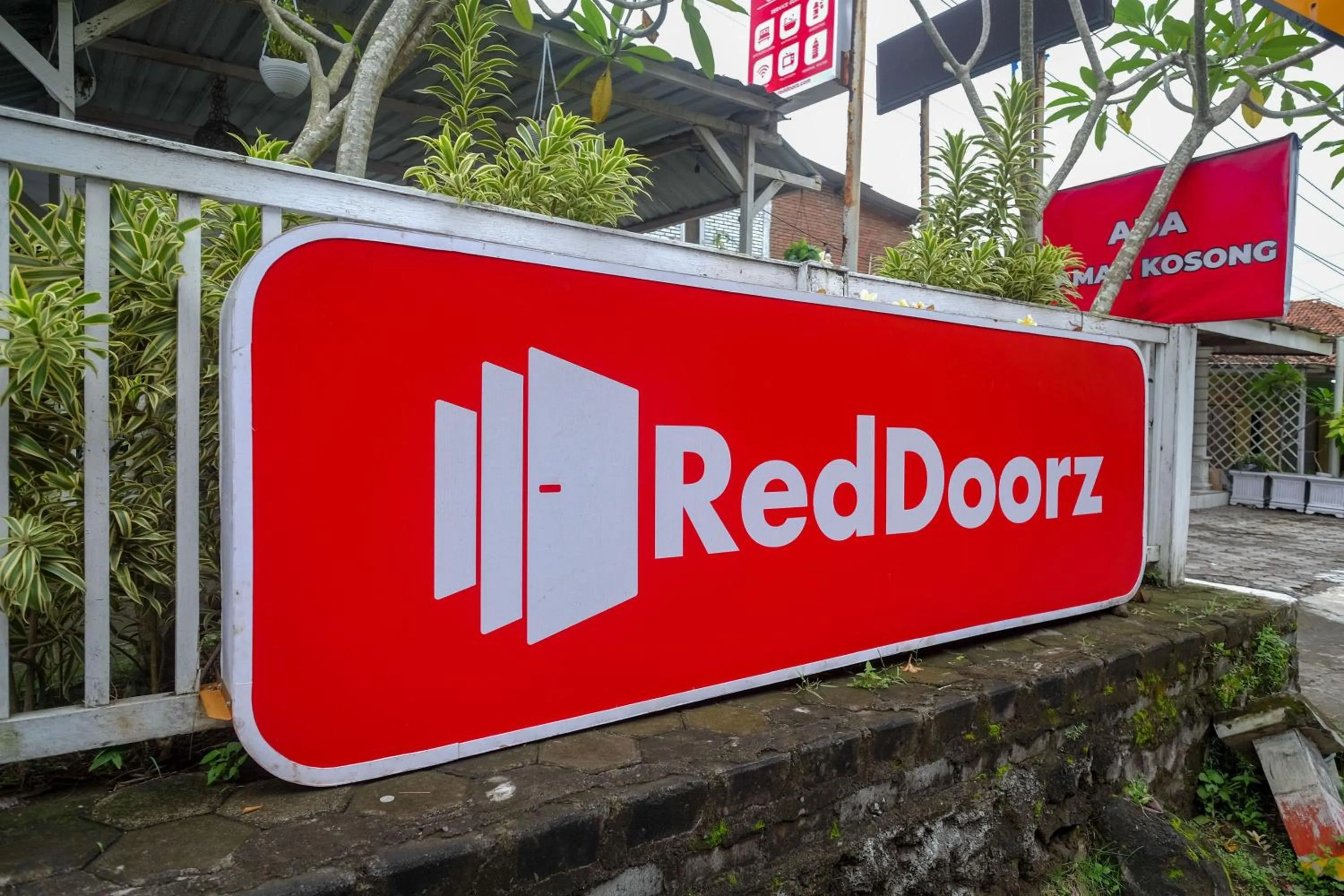 Property logo or sign in RedDoorz at Paris Ocean