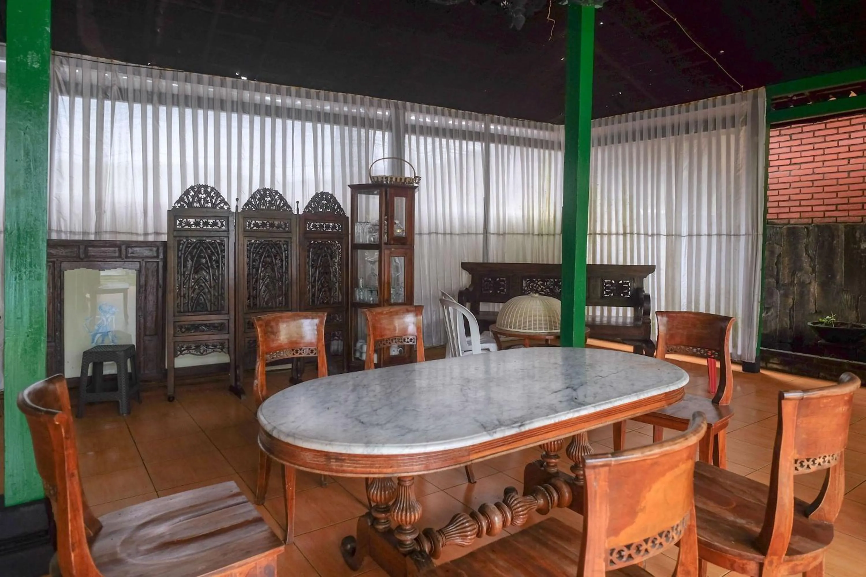 Seating area in RedDoorz at Paris Ocean