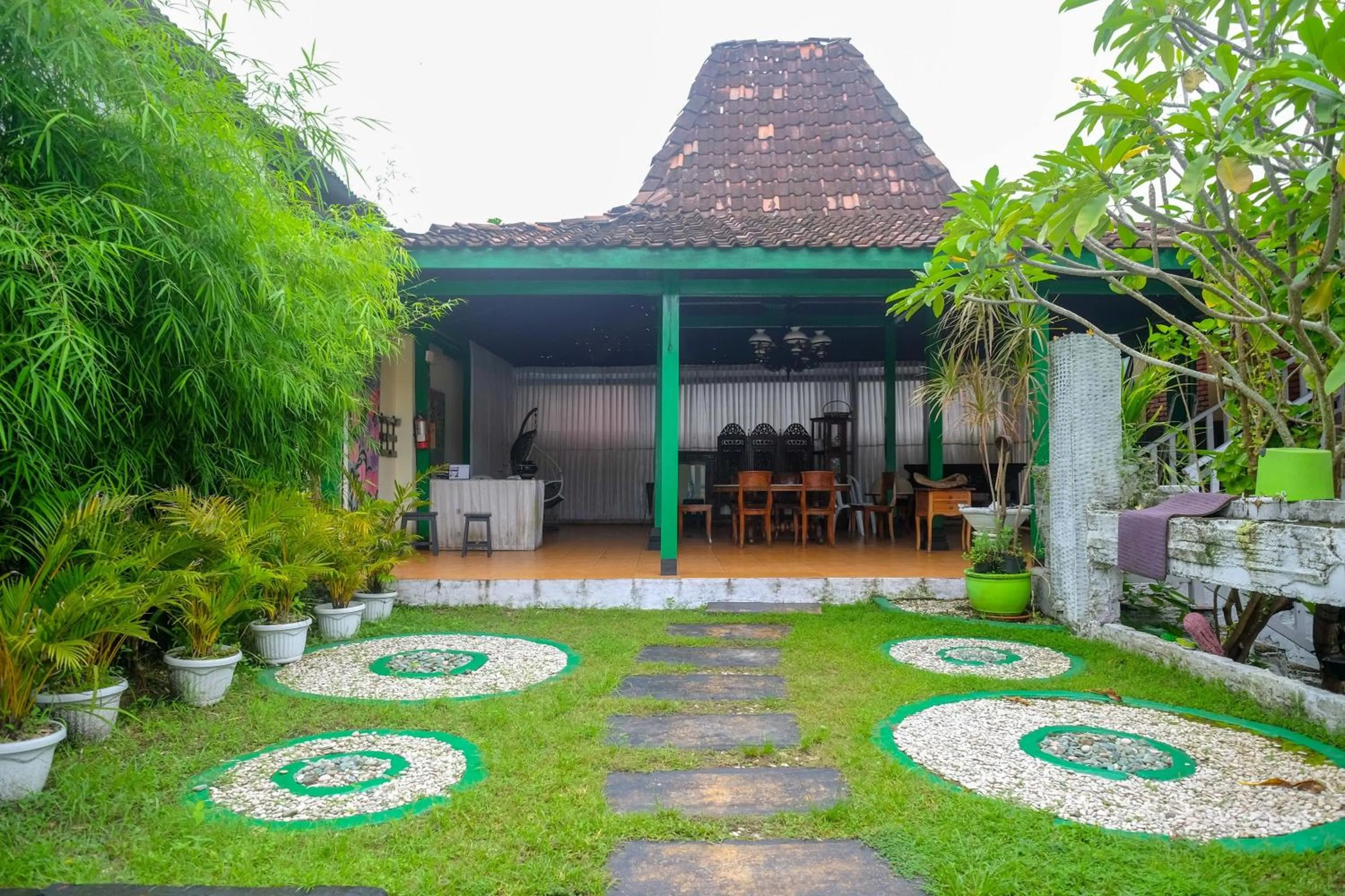 Property building in RedDoorz at Paris Ocean