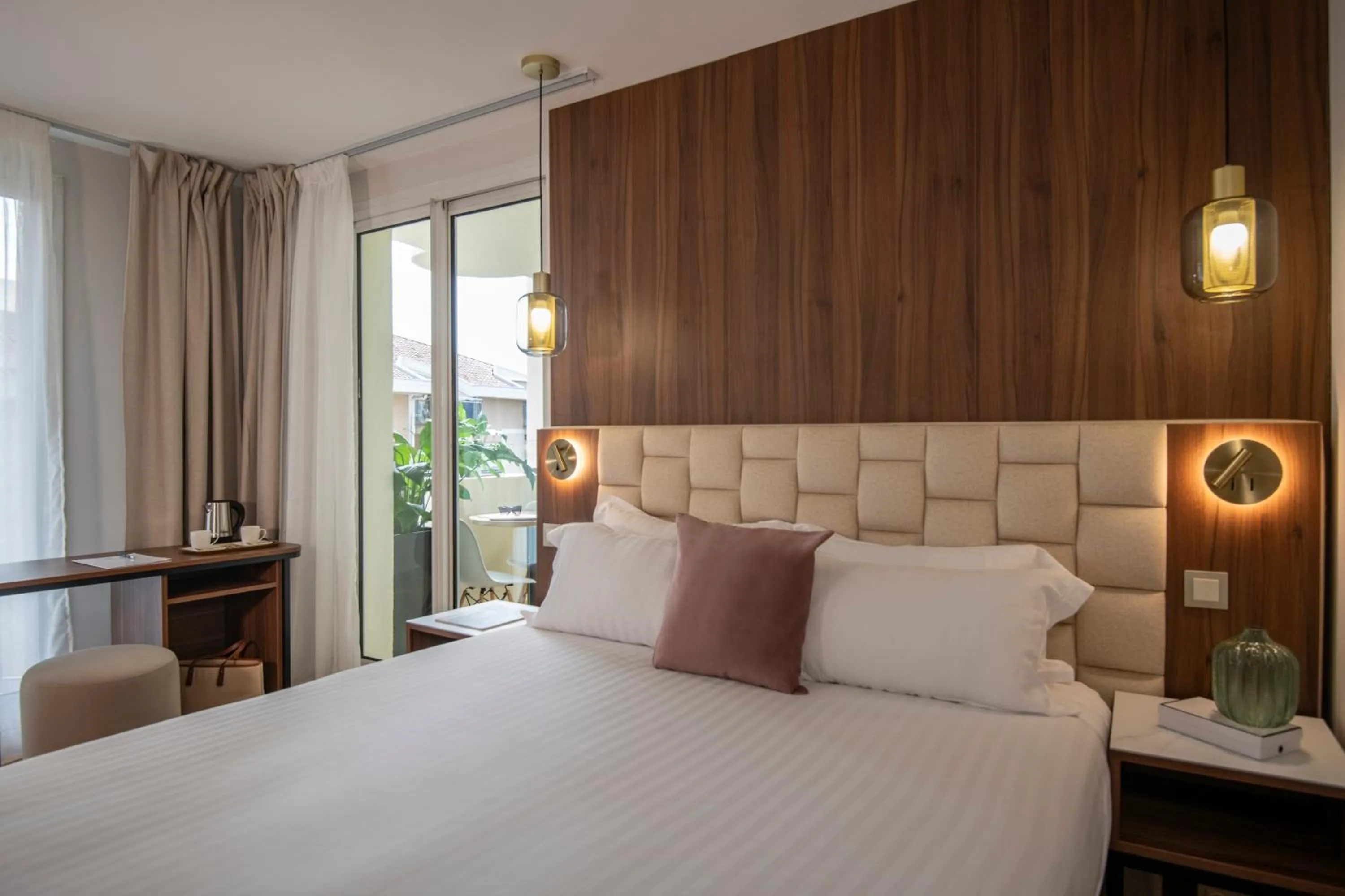 Photo of the whole room in Hotel Amarante Cannes