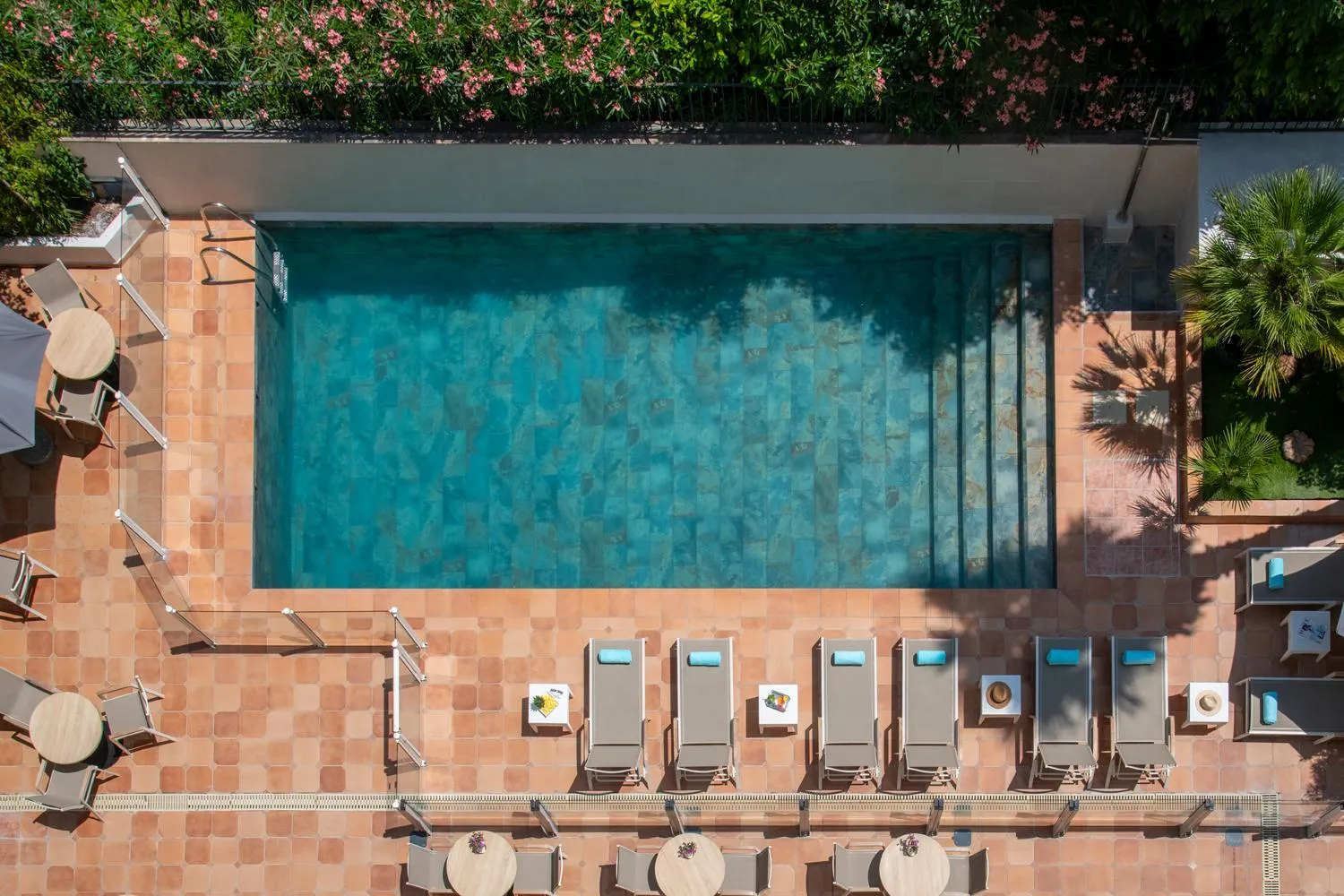 Swimming pool in Hotel Amarante Cannes