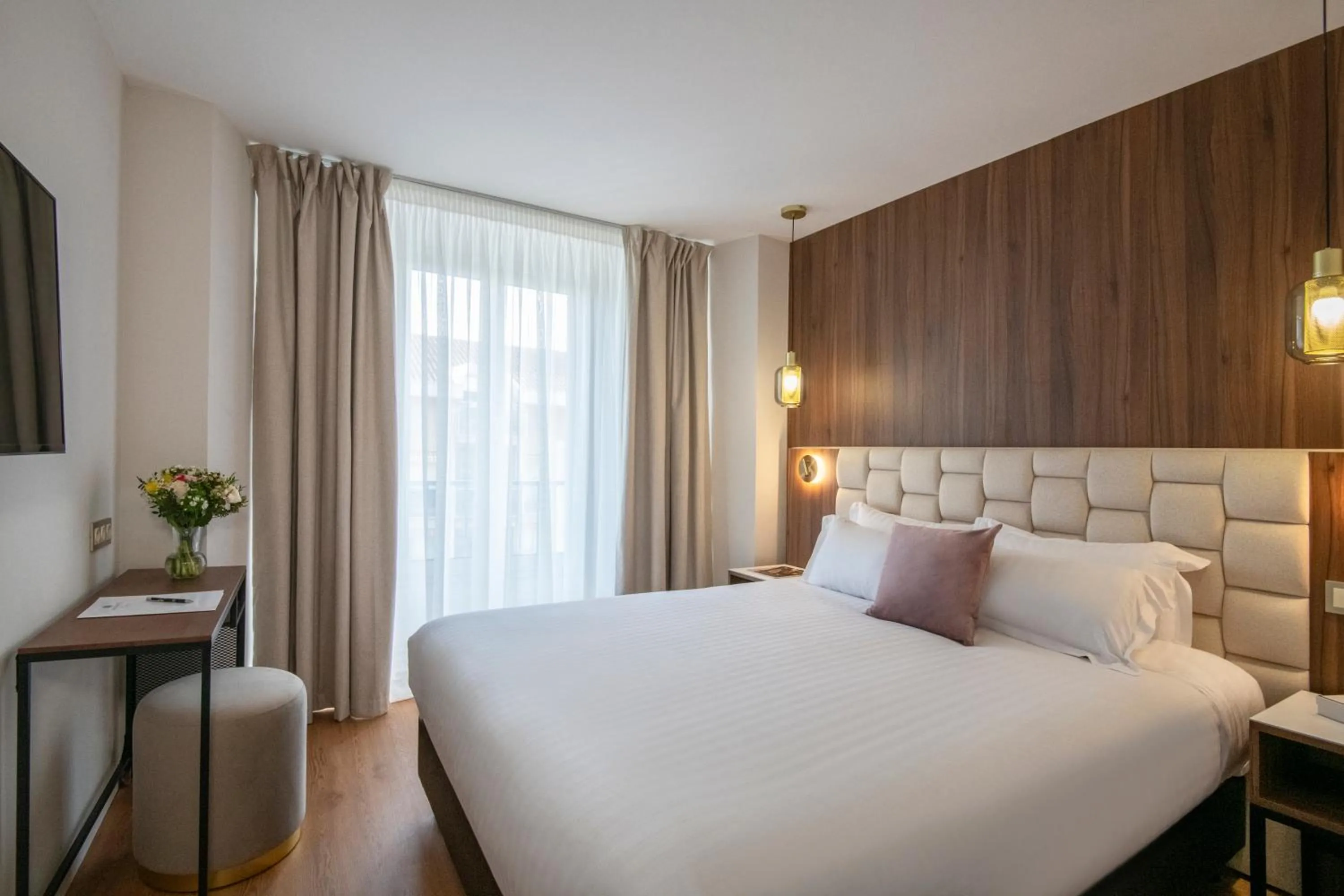 Photo of the whole room in Hotel Amarante Cannes