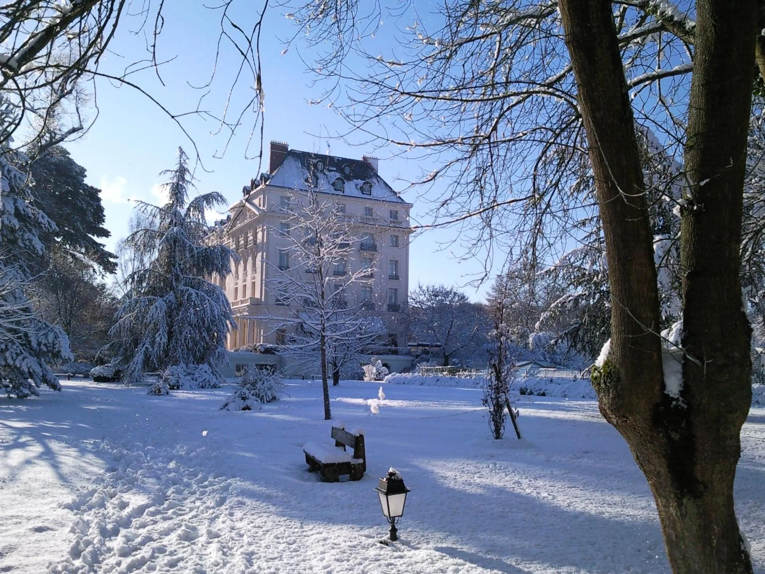 Garden in Waldorf Astoria Versailles - Trianon Palace
