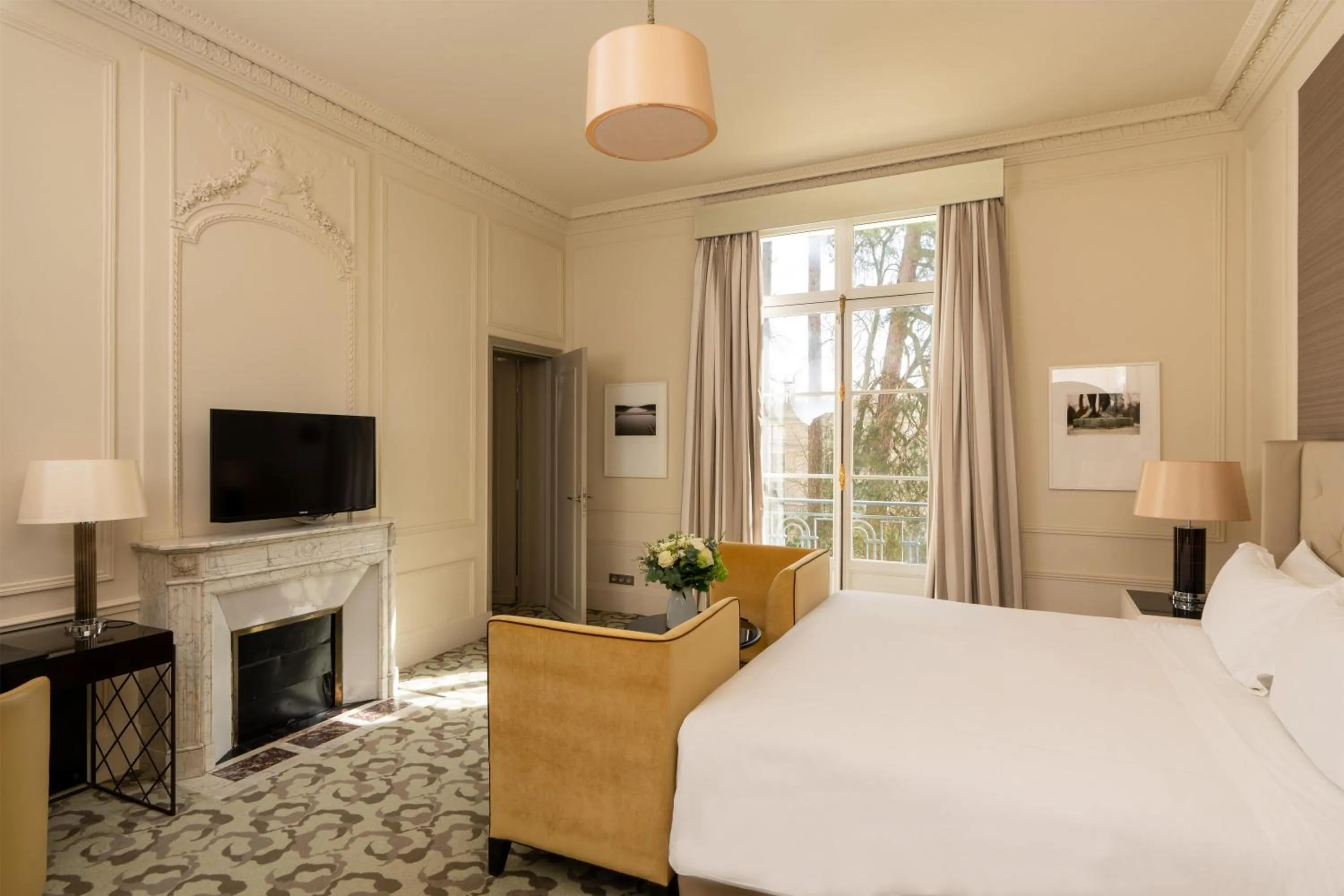 Living room, Bed in Waldorf Astoria Versailles - Trianon Palace