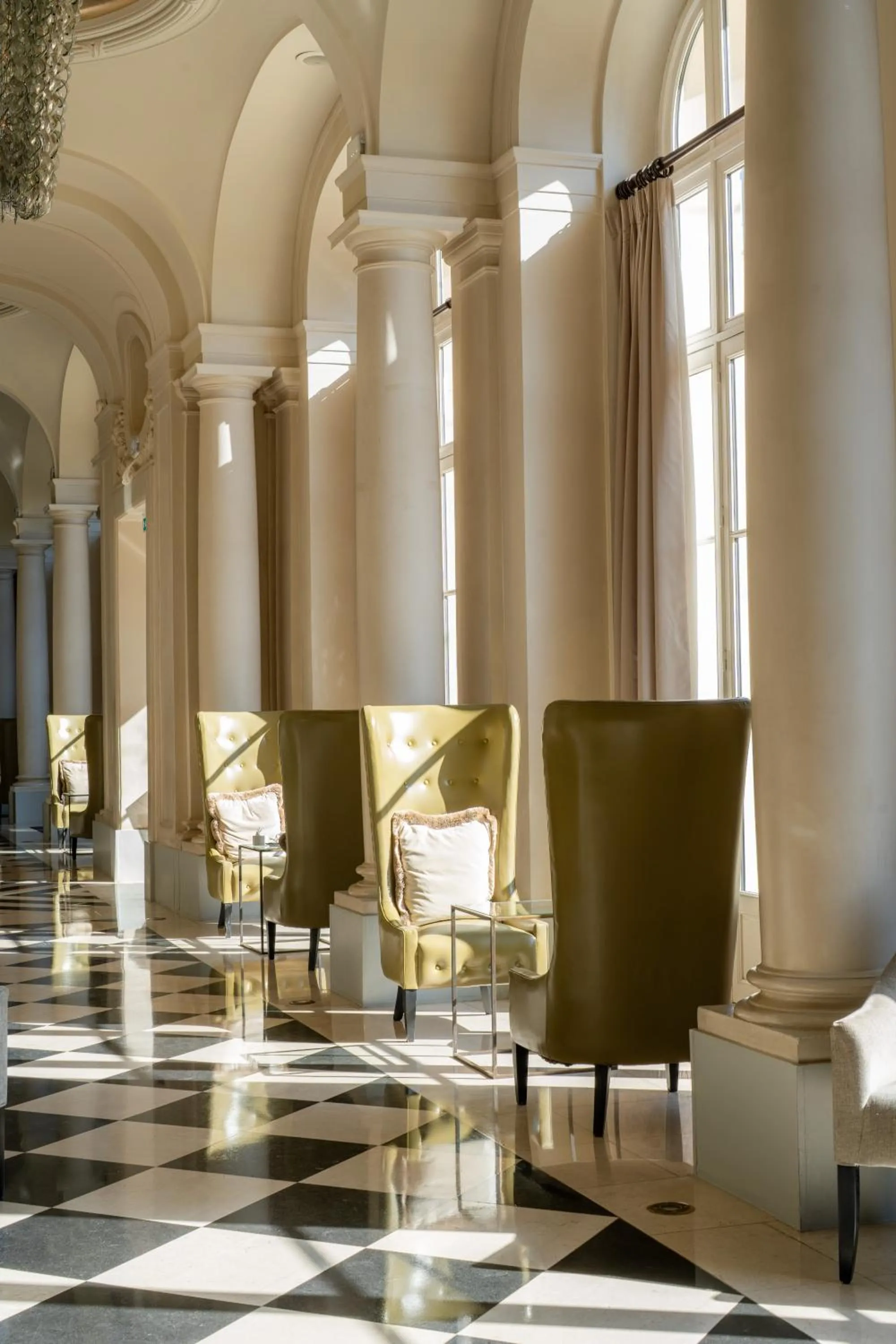 Lounge or bar in Waldorf Astoria Versailles - Trianon Palace