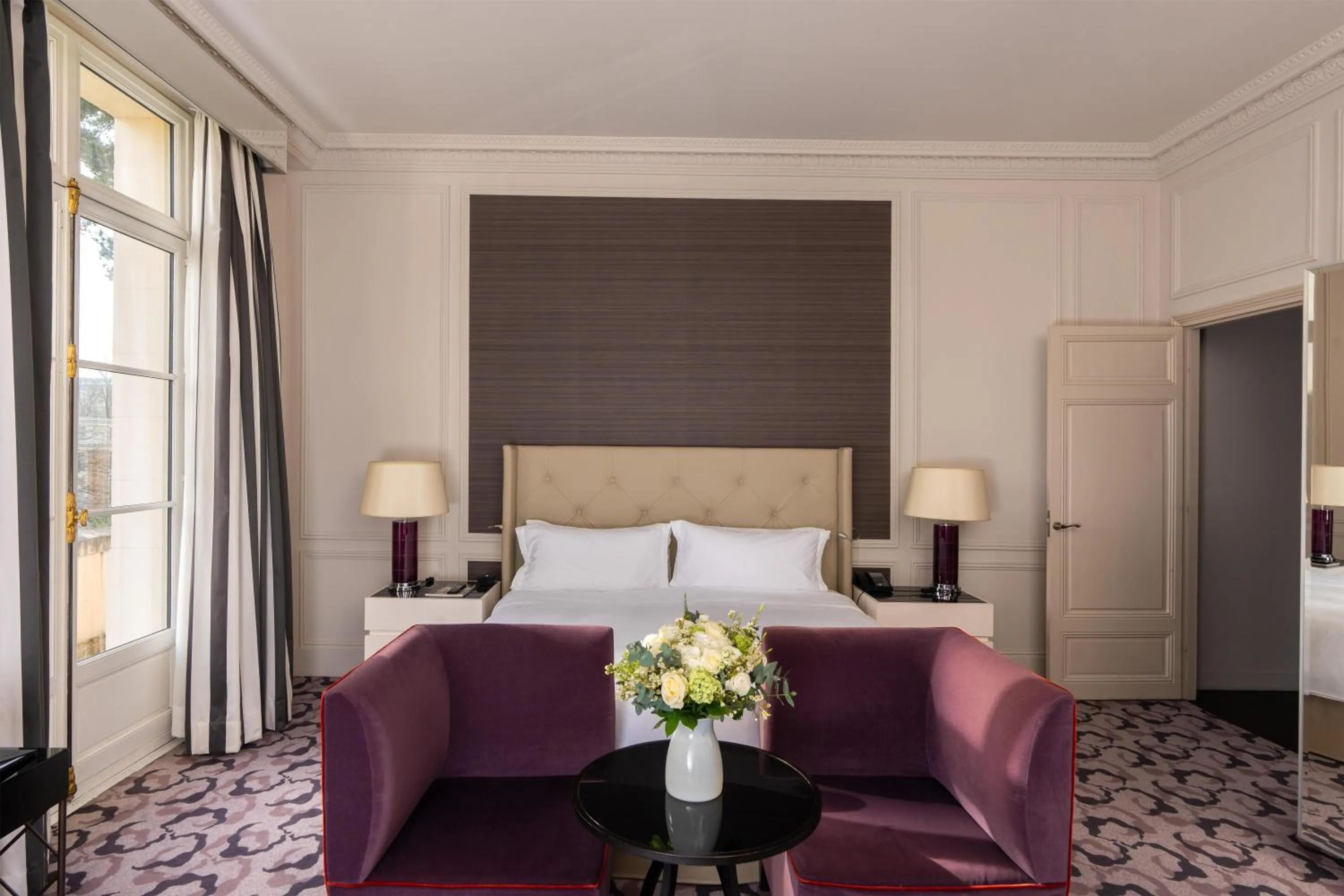 Living room, Bed in Waldorf Astoria Versailles - Trianon Palace