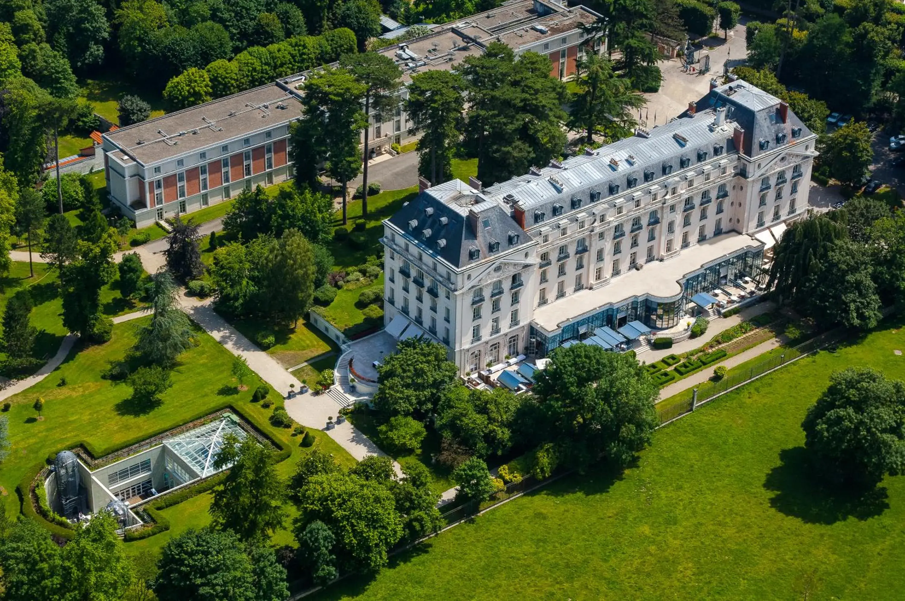 Property building in Waldorf Astoria Versailles - Trianon Palace Property building in Waldorf Astoria Versailles - Trianon Palace