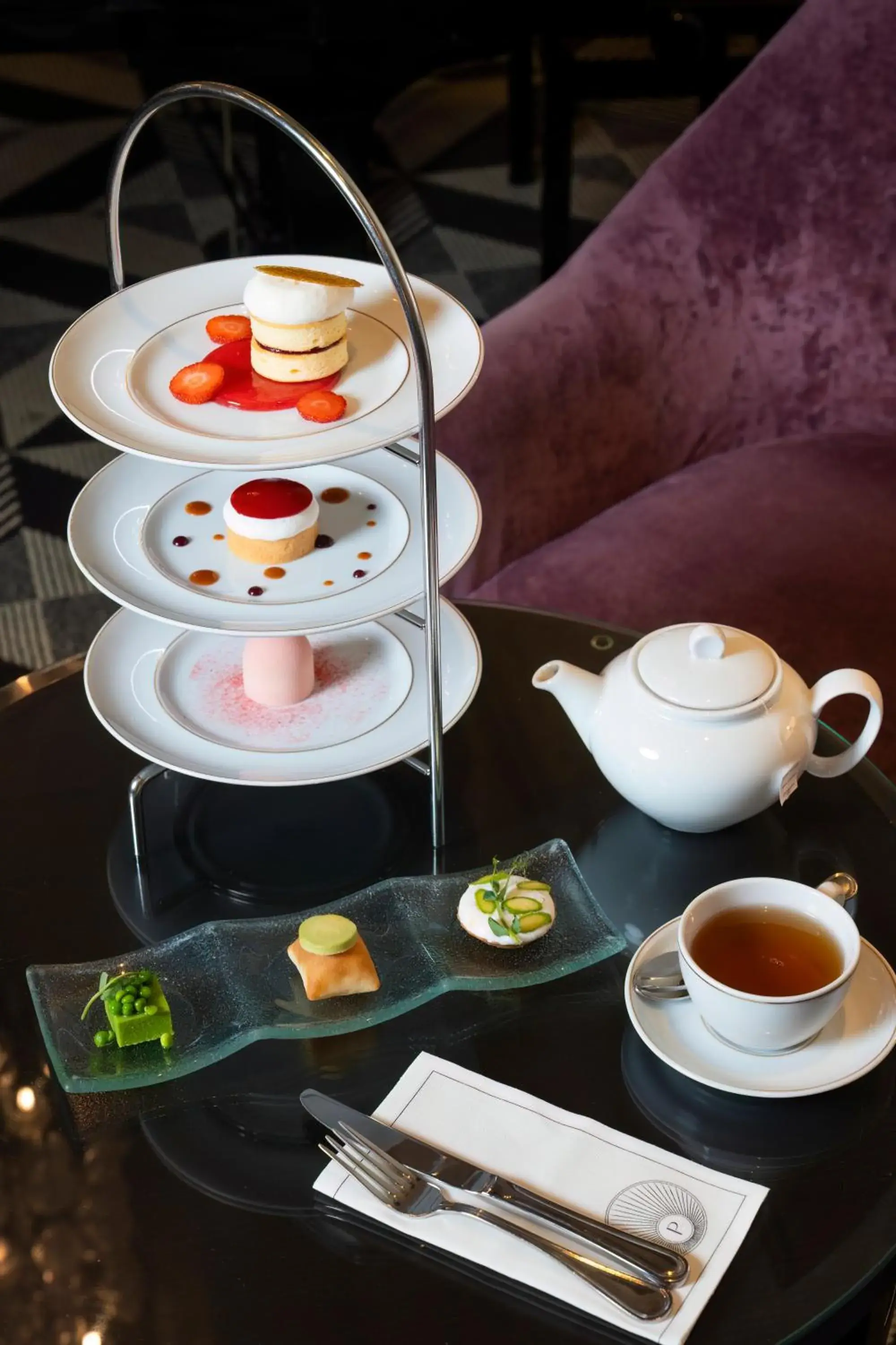 Lounge or bar in Waldorf Astoria Versailles - Trianon Palace Lounge or bar in Waldorf Astoria Versailles - Trianon Palace