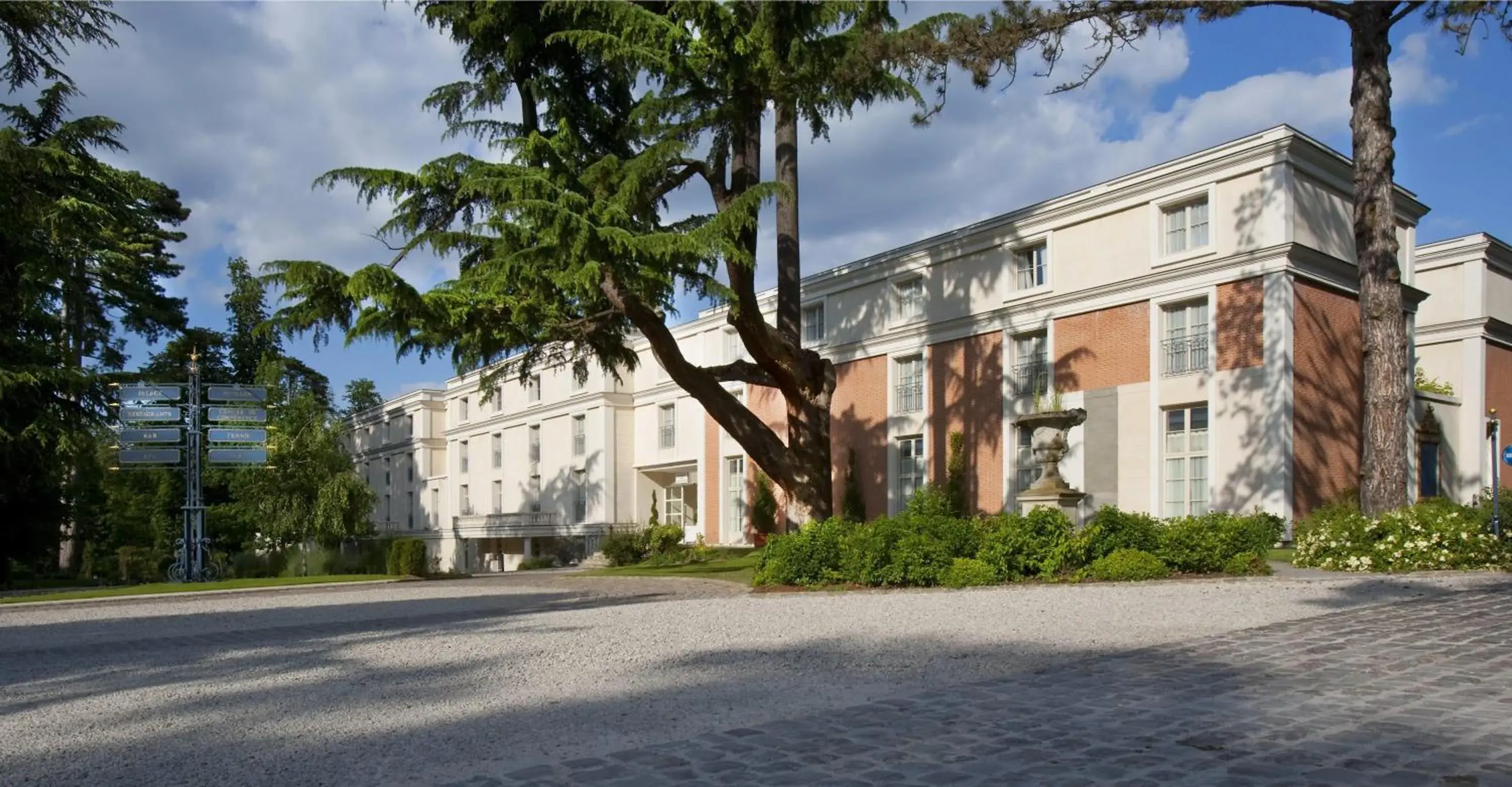 Property building in Waldorf Astoria Versailles - Trianon Palace Property building in Waldorf Astoria Versailles - Trianon Palace