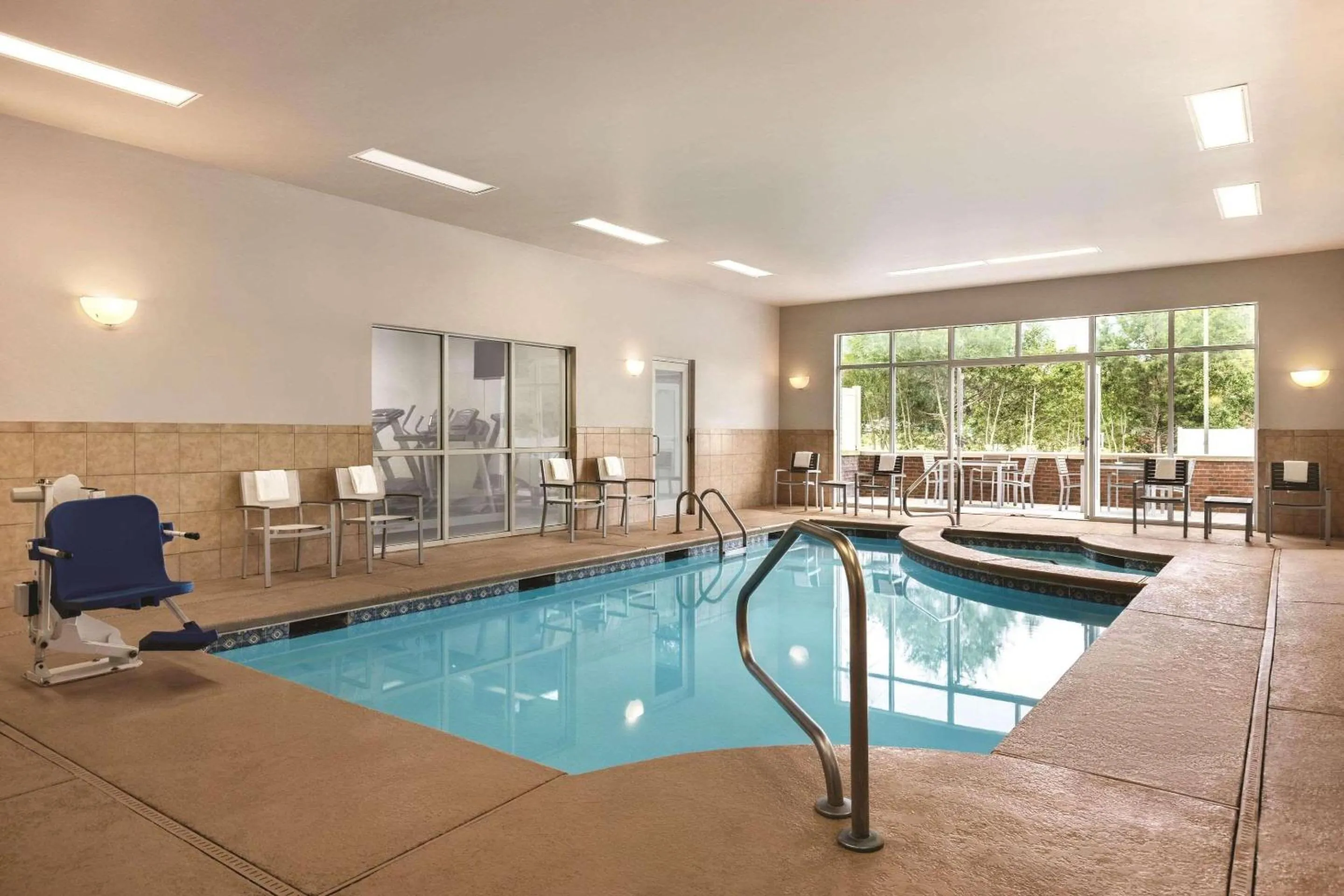 Swimming pool in Country Inn & Suites by Radisson, Conyers, GA