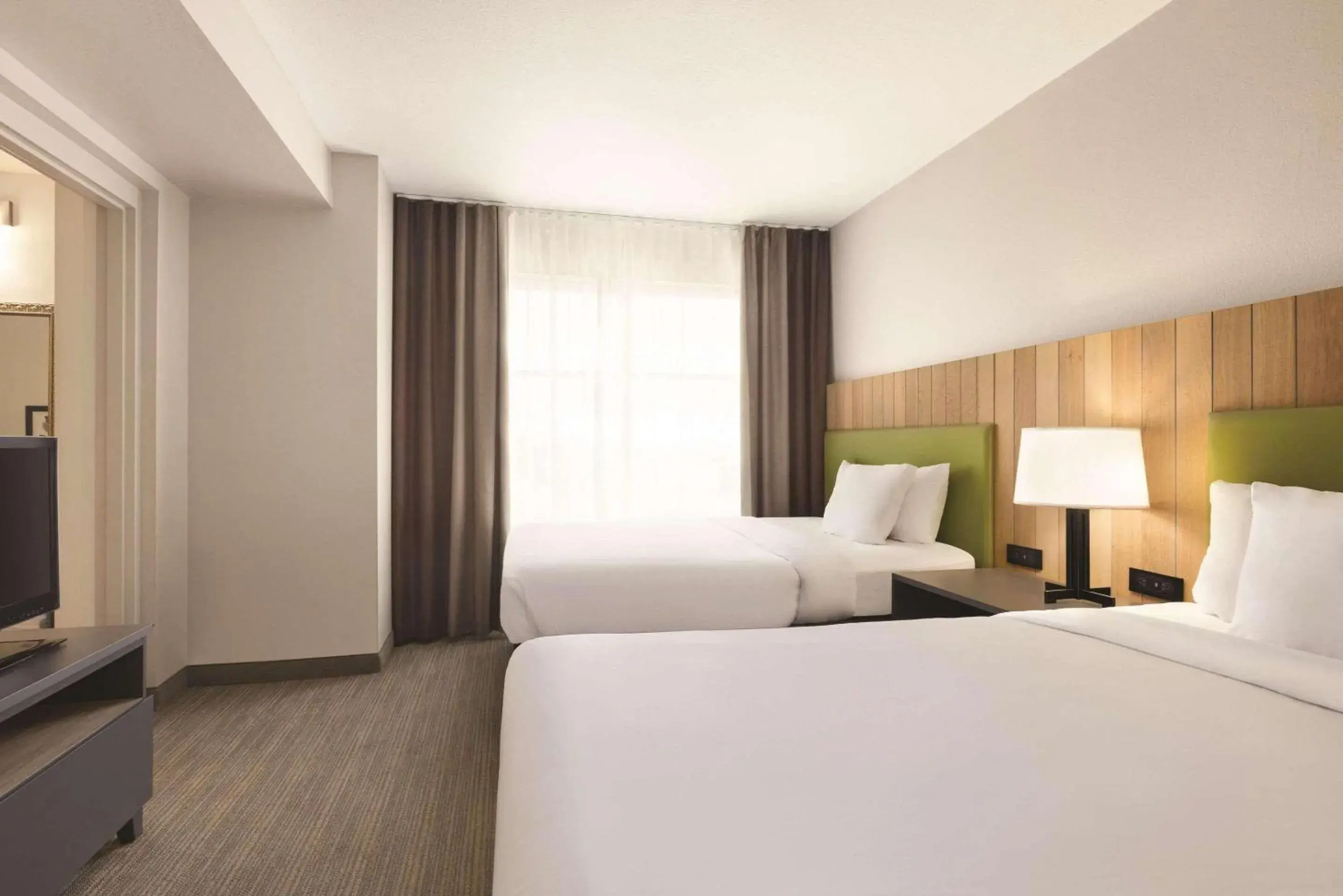 One-Bedroom Queen Suite - Disability Access/Non-Smoking in Country Inn & Suites by Radisson, Conyers, GA One-Bedroom Queen Suite - Disability Access/Non-Smoking in Country Inn & Suites by Radisson, Conyers, GA