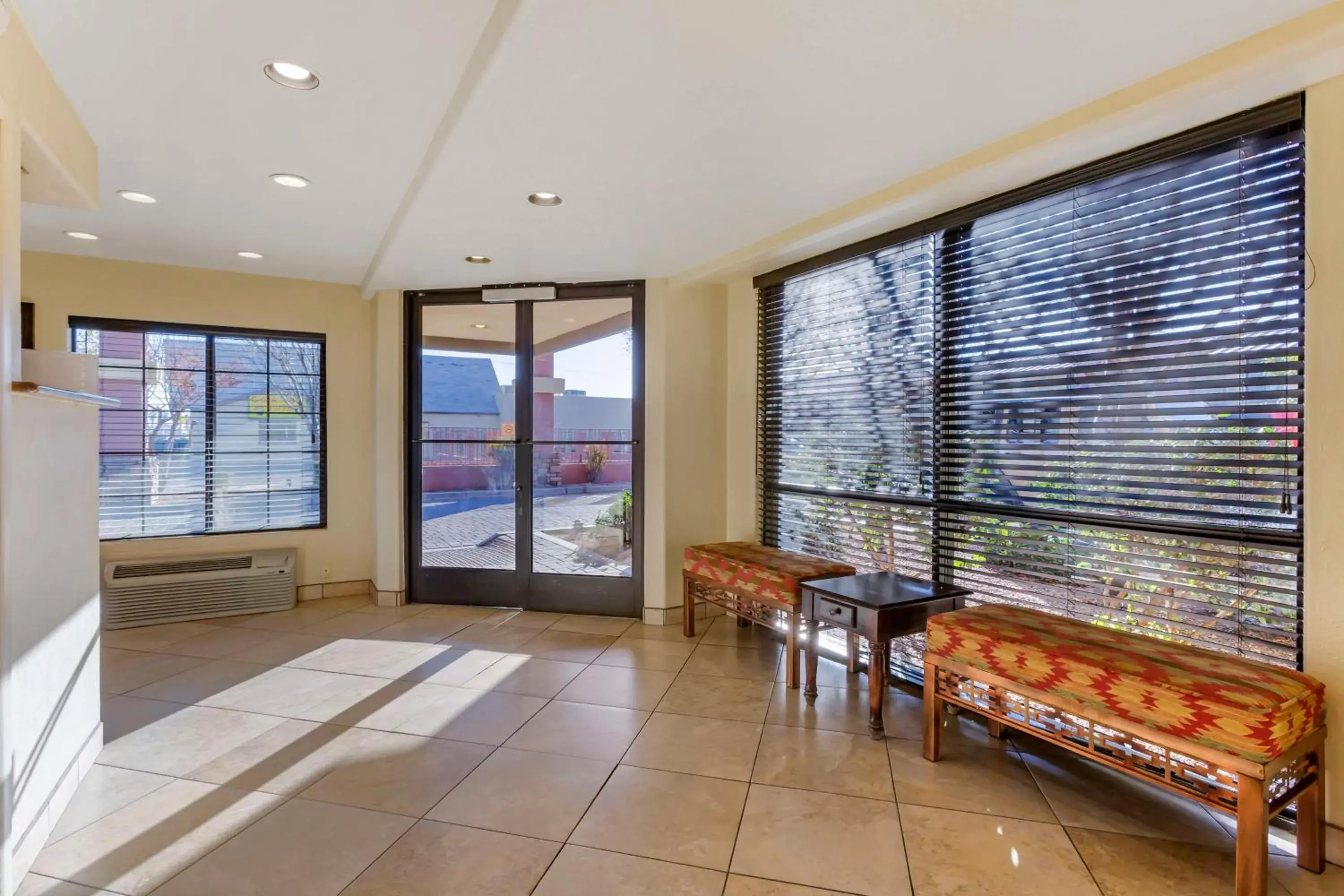 Lobby or reception, Bed in Best Western Desert Inn Lobby or reception, Bed in Best Western Desert Inn