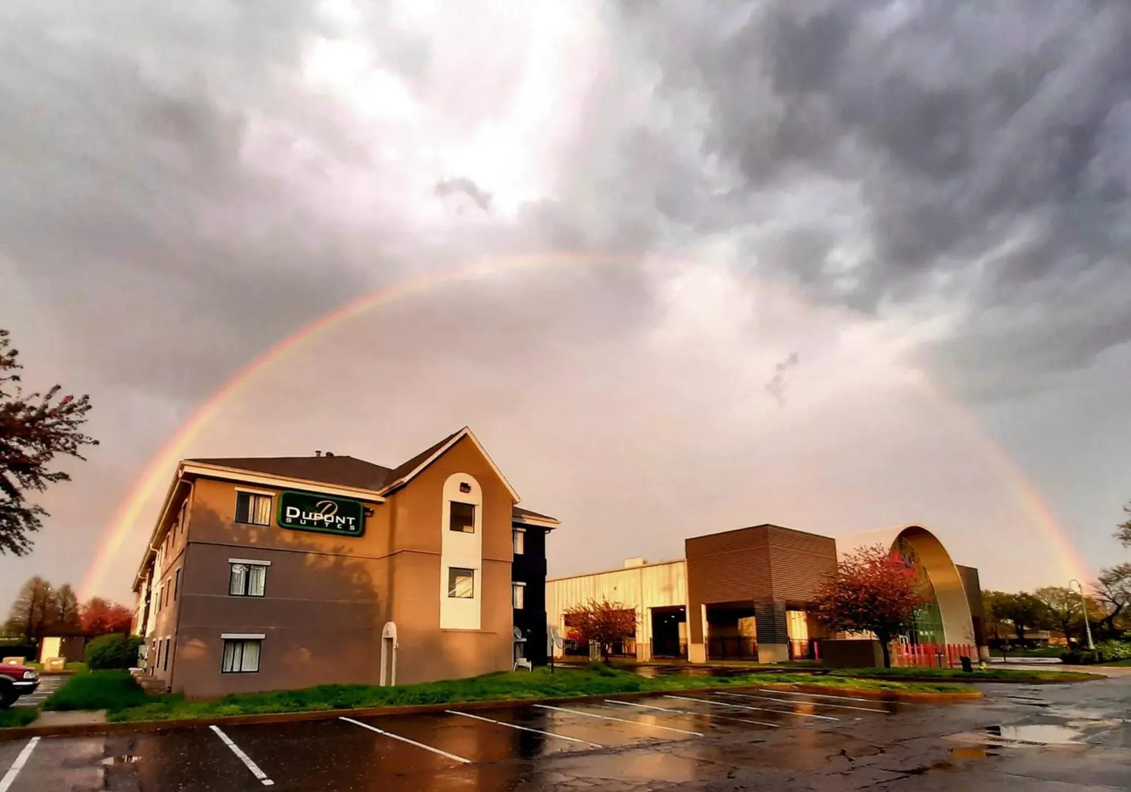 Property building in DuPont Suites - Louisville - St. Matthews Property building in DuPont Suites - Louisville - St. Matthews