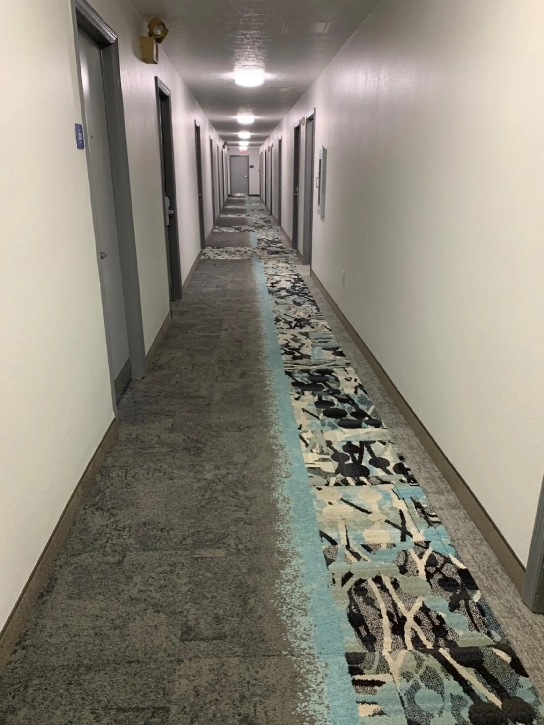 Property building in DuPont Suites - Louisville - St. Matthews Property building in DuPont Suites - Louisville - St. Matthews