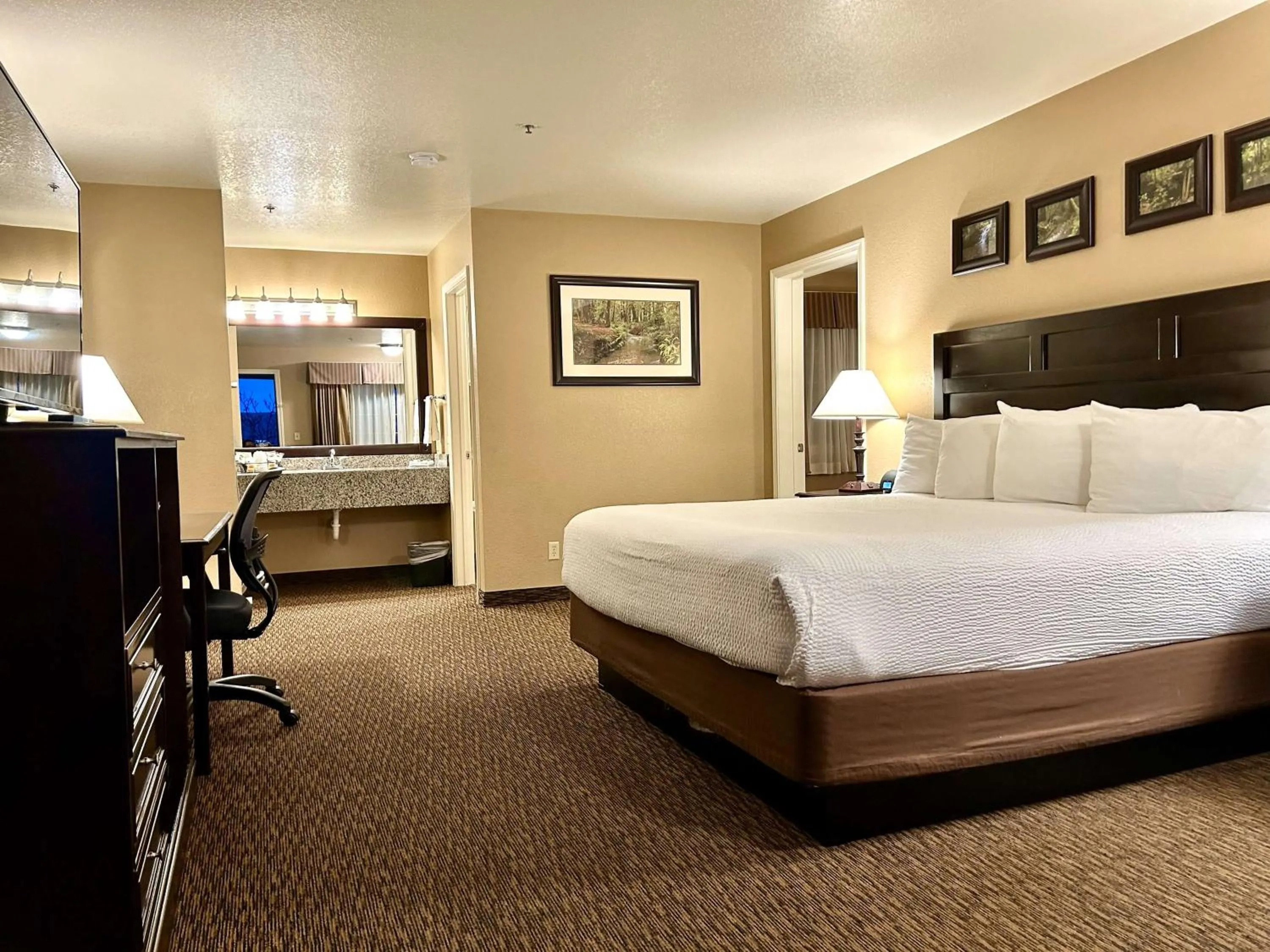 Photo of the whole room, Bed in Best Western Country Inn