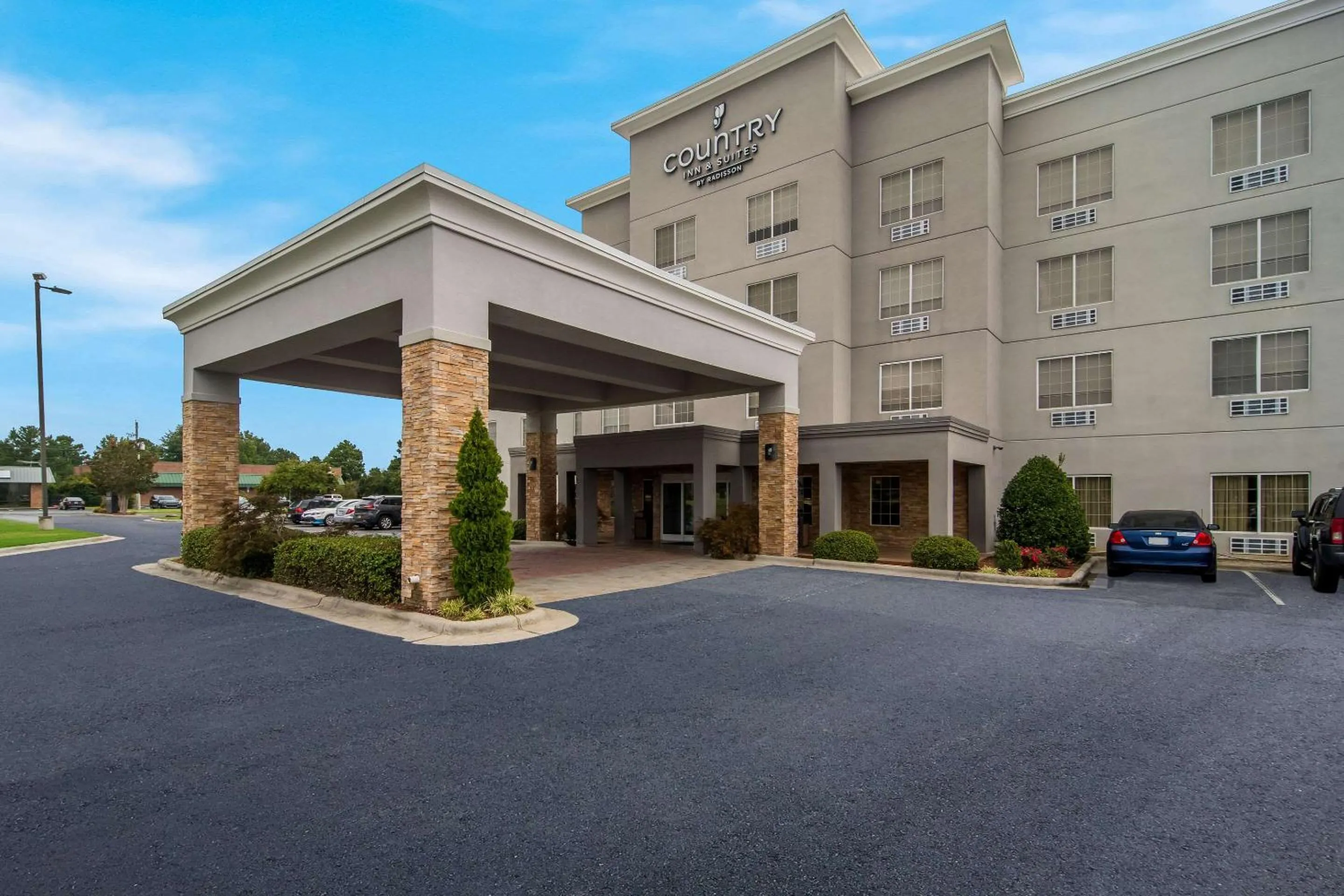 Property building in Country Inn & Suites by Radisson, Goldsboro, NC
