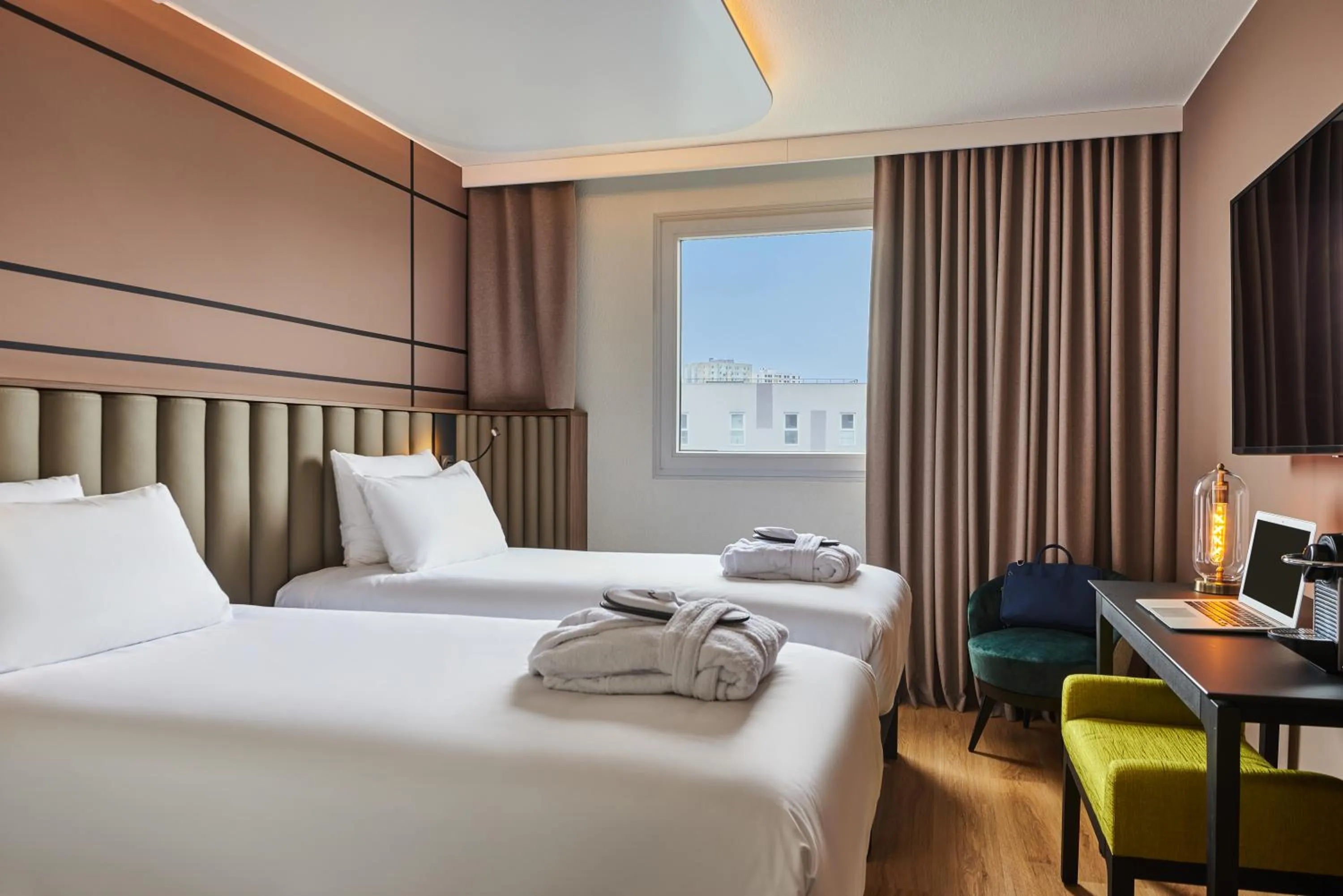 Bed in Mercure Paris Nanterre