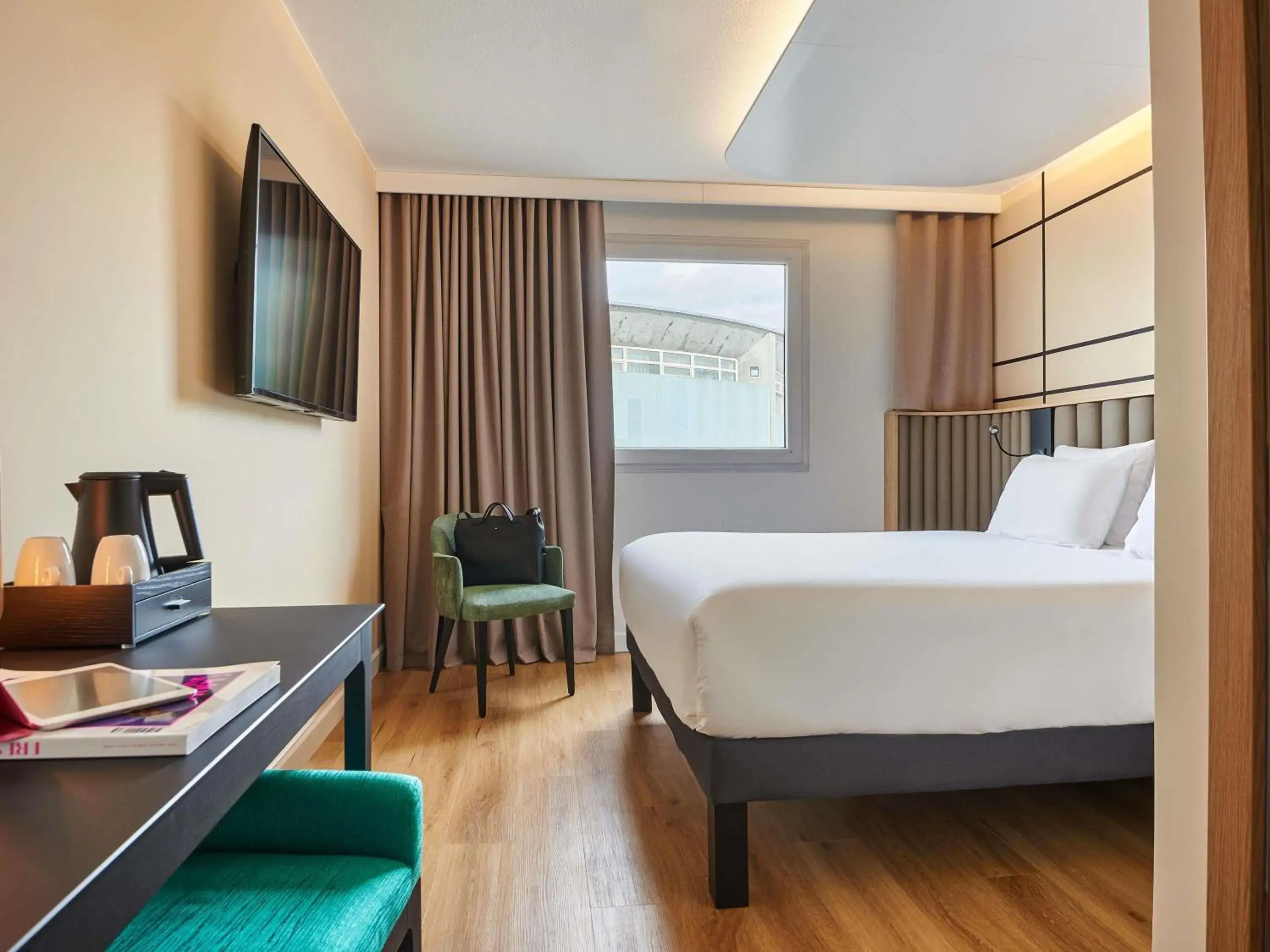 Property building, Bed in Mercure Paris Nanterre Property building, Bed in Mercure Paris Nanterre