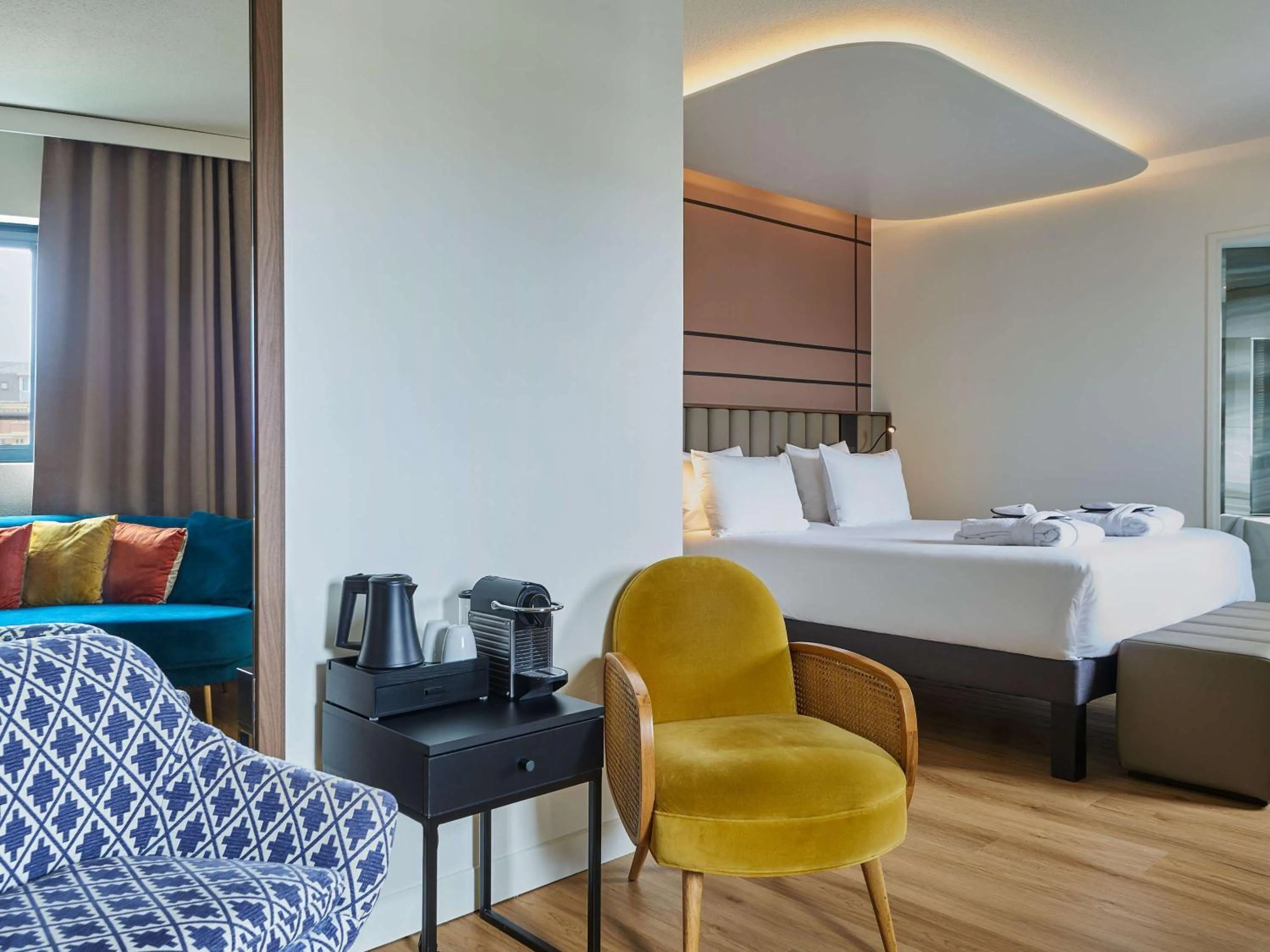 Bedroom, Bed in Qualys - Hotel Nanterre - Paris la DÃ©fense