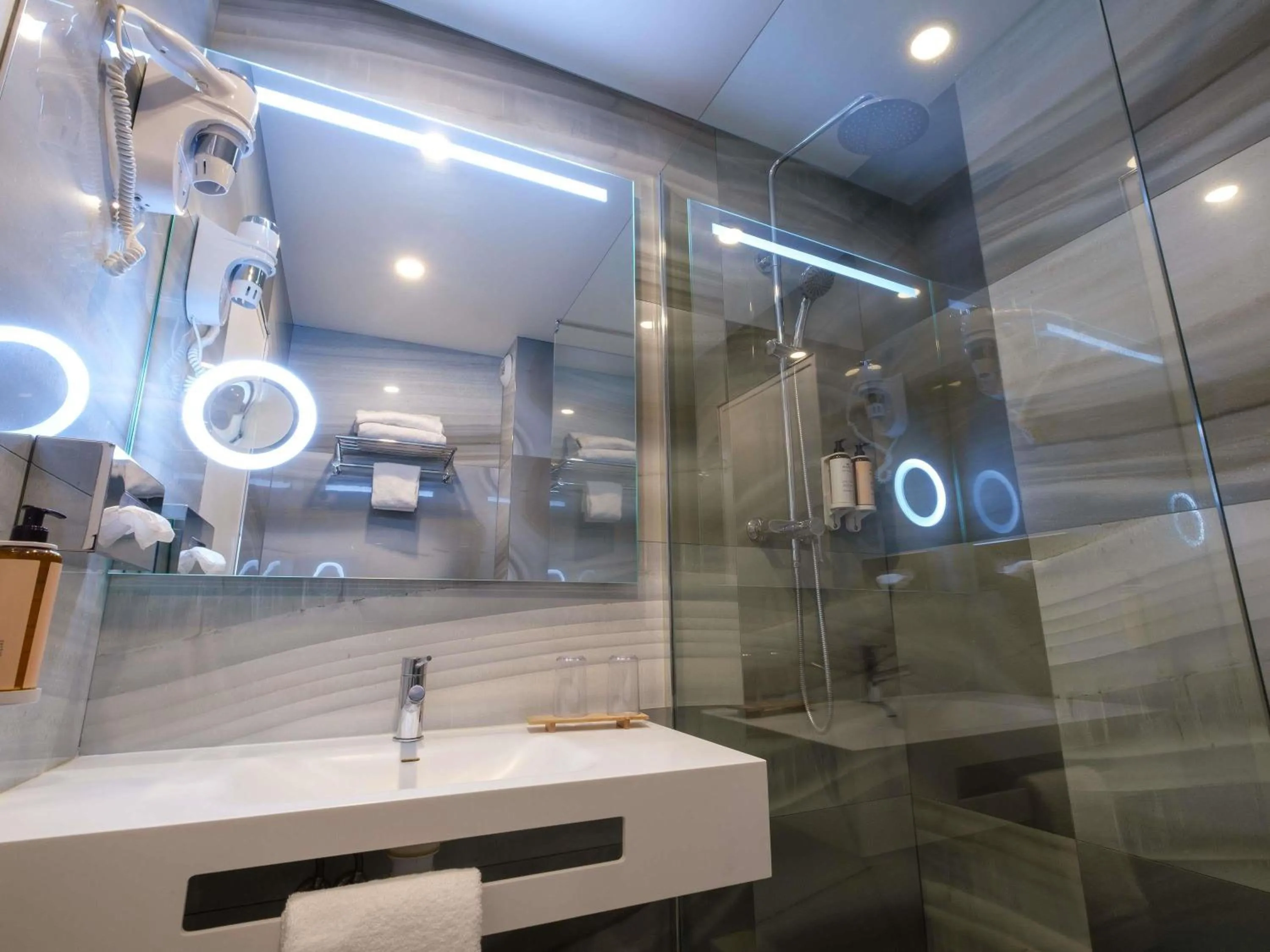 Bedroom in Mercure Paris Nanterre