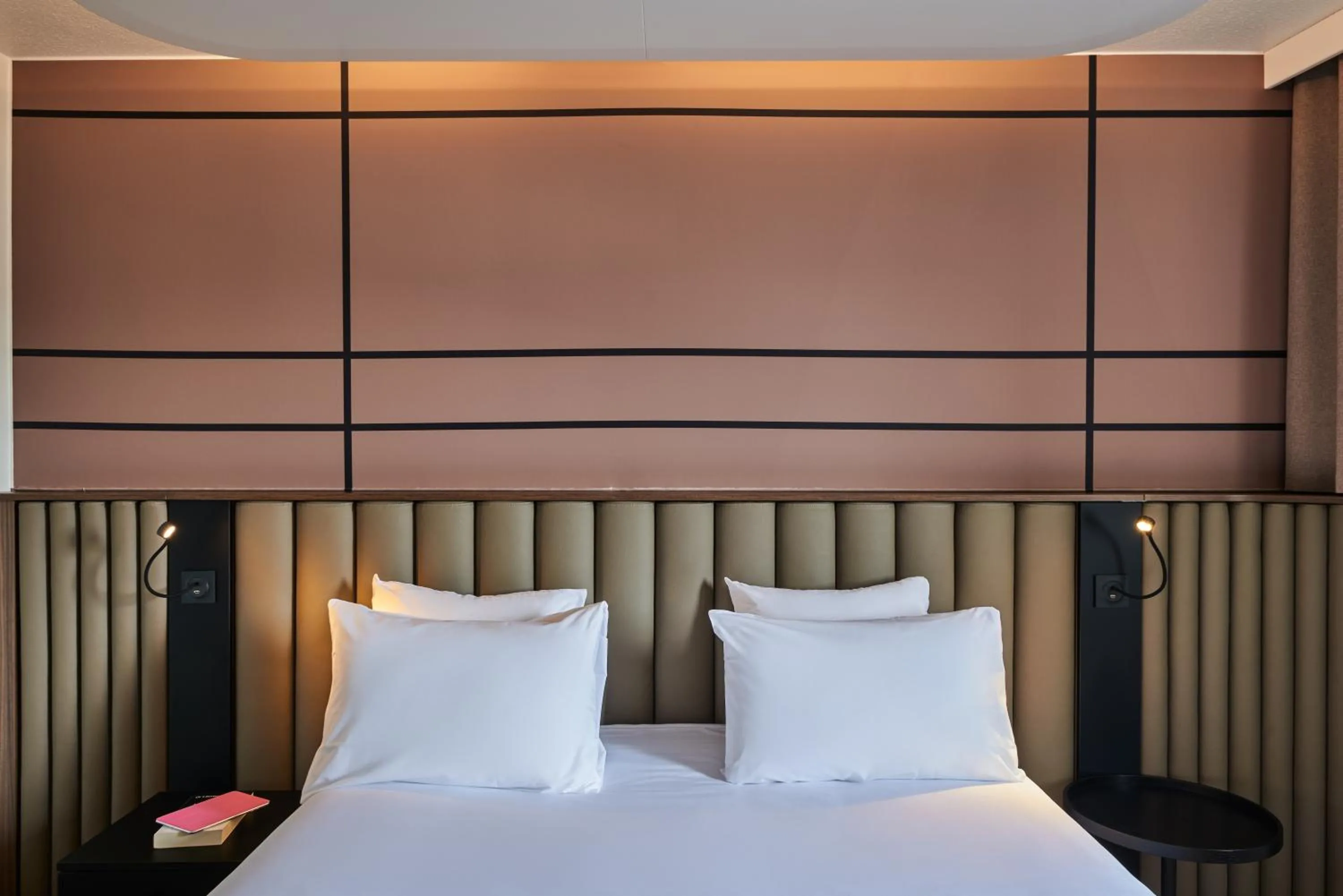 Bed in Mercure Paris Nanterre