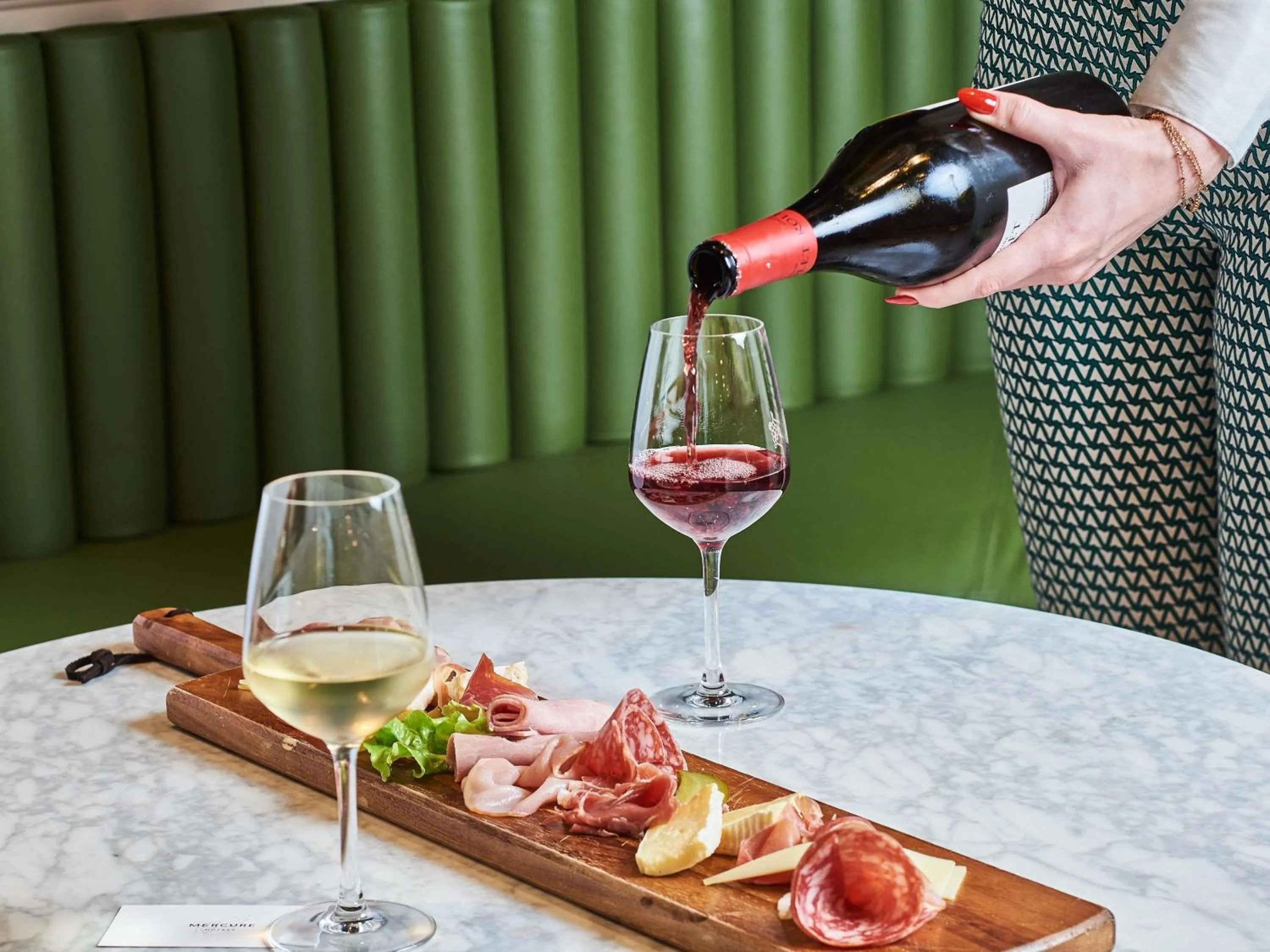 Lounge or bar in Mercure Paris Nanterre