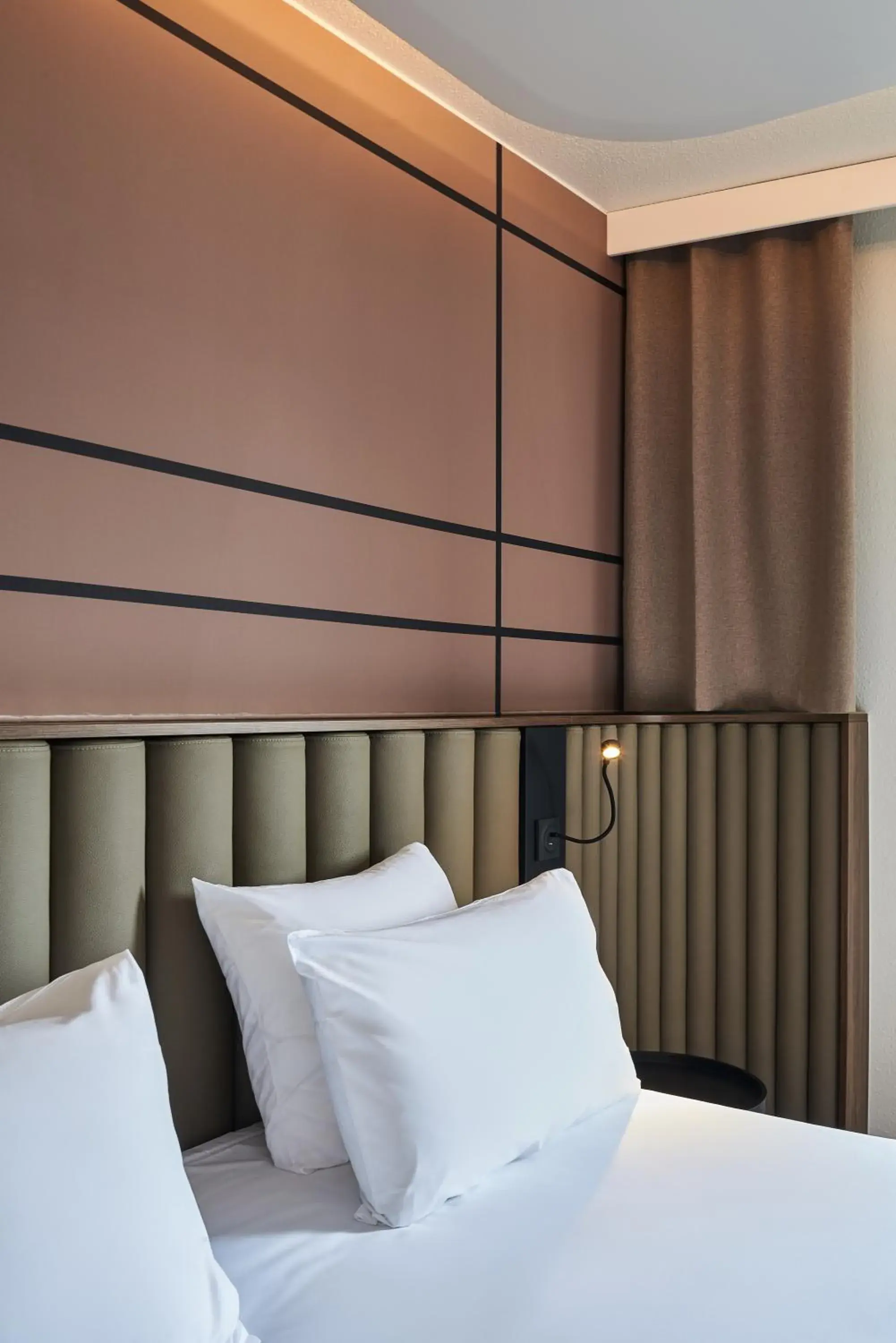 Bedroom, Bed in Qualys - Hotel Nanterre - Paris la DÃ©fense