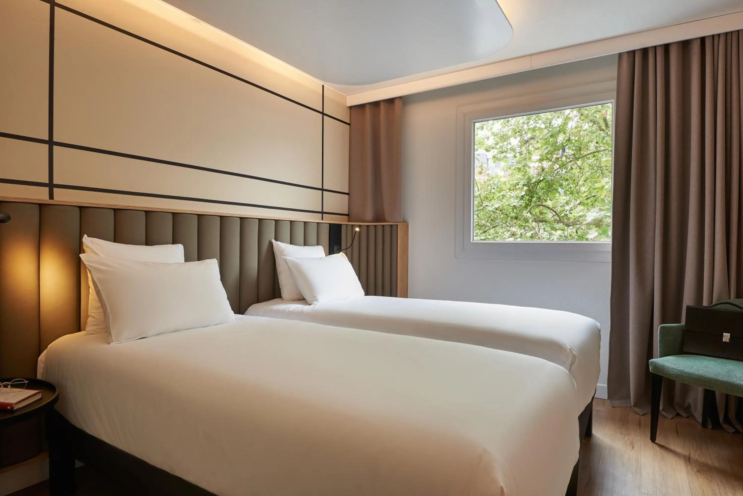 Bed in Mercure Paris Nanterre