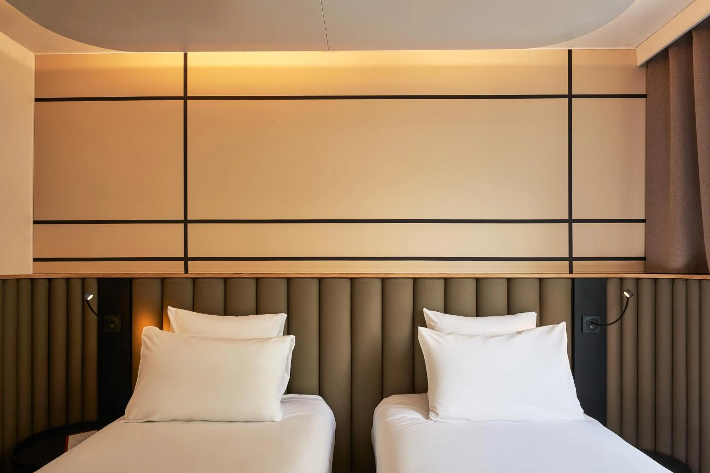 Bed in Mercure Paris Nanterre