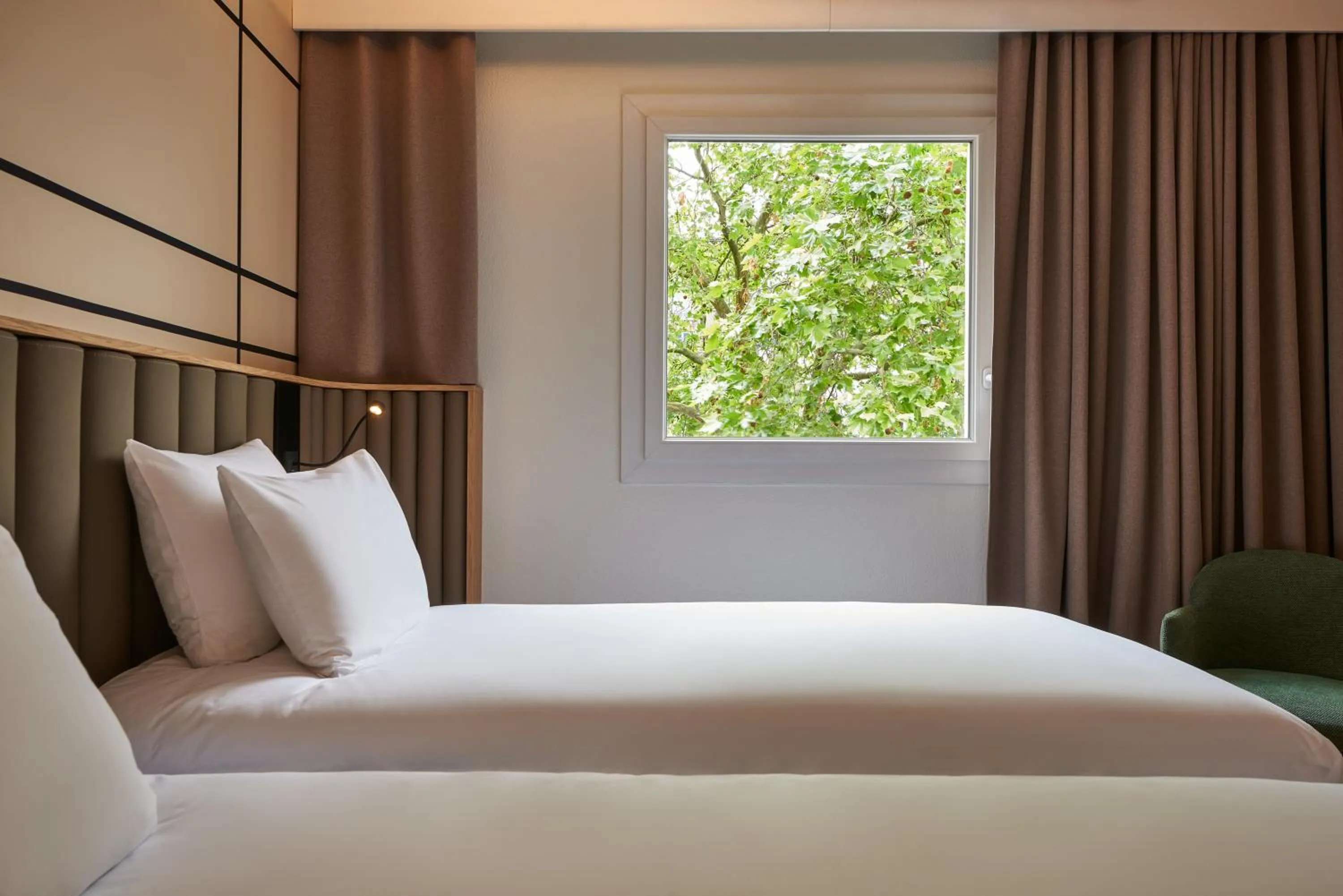 Bed in Mercure Paris Nanterre