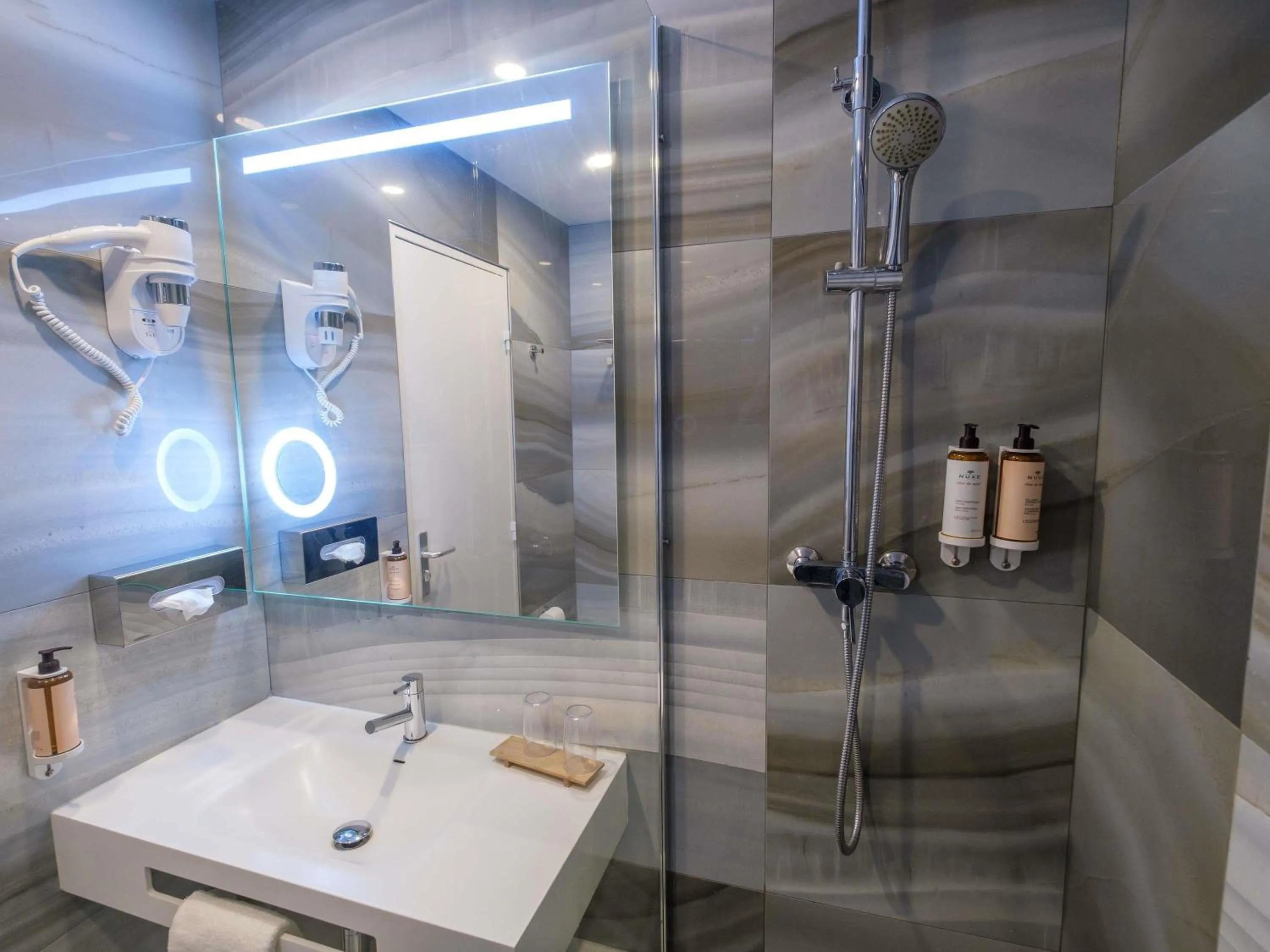 Bedroom in Mercure Paris Nanterre