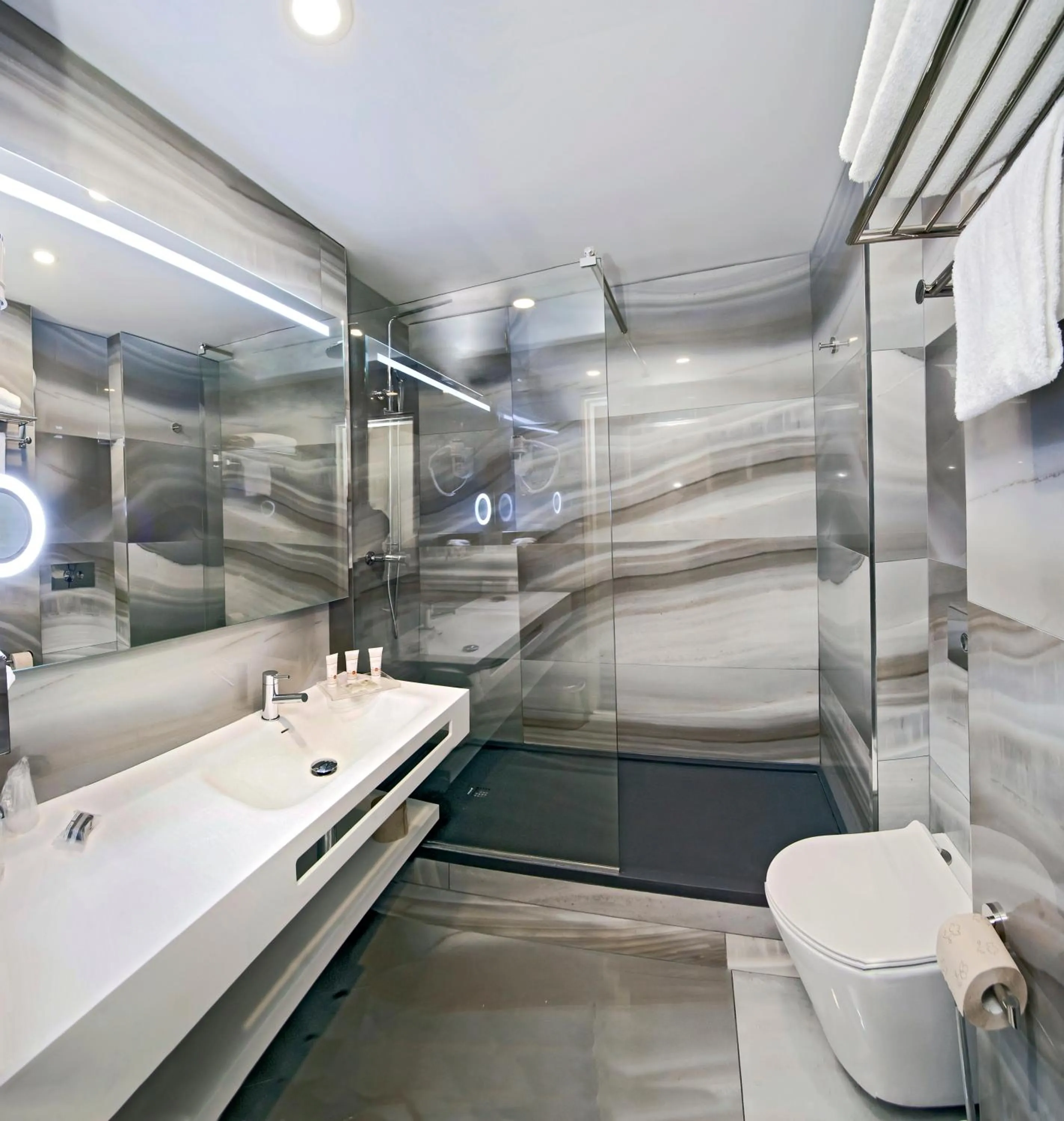 Bathroom in Mercure Paris Nanterre