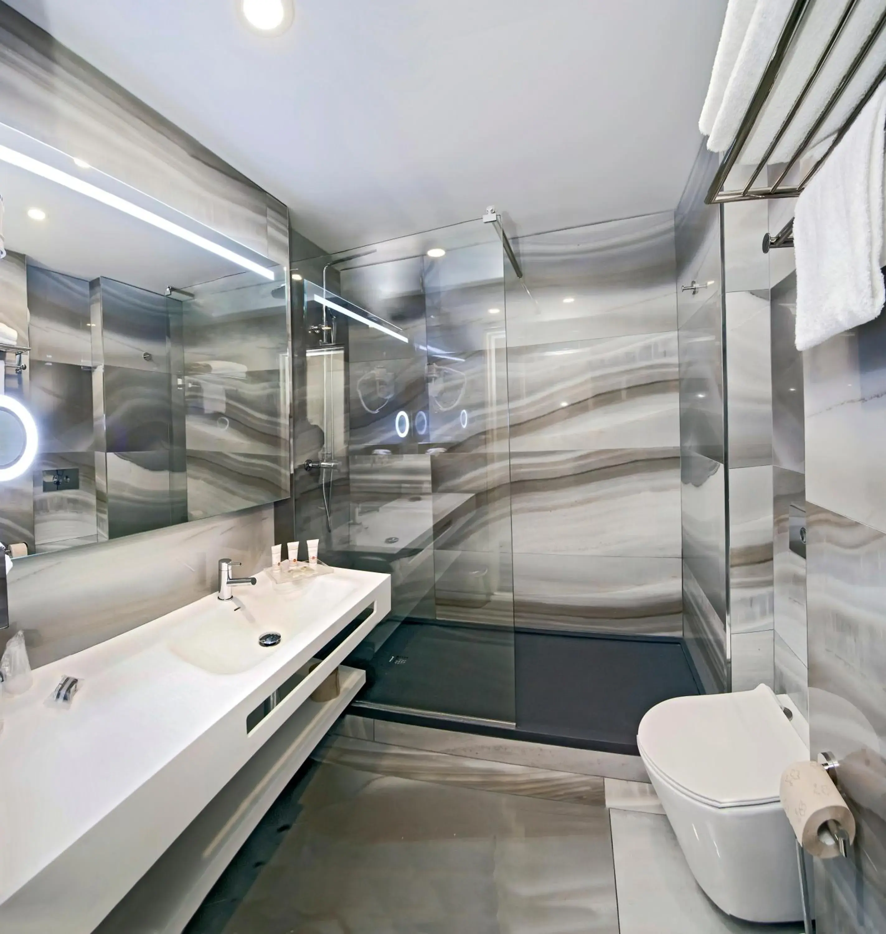 Bathroom in Qualys - Hotel Nanterre - Paris la DÃ©fense