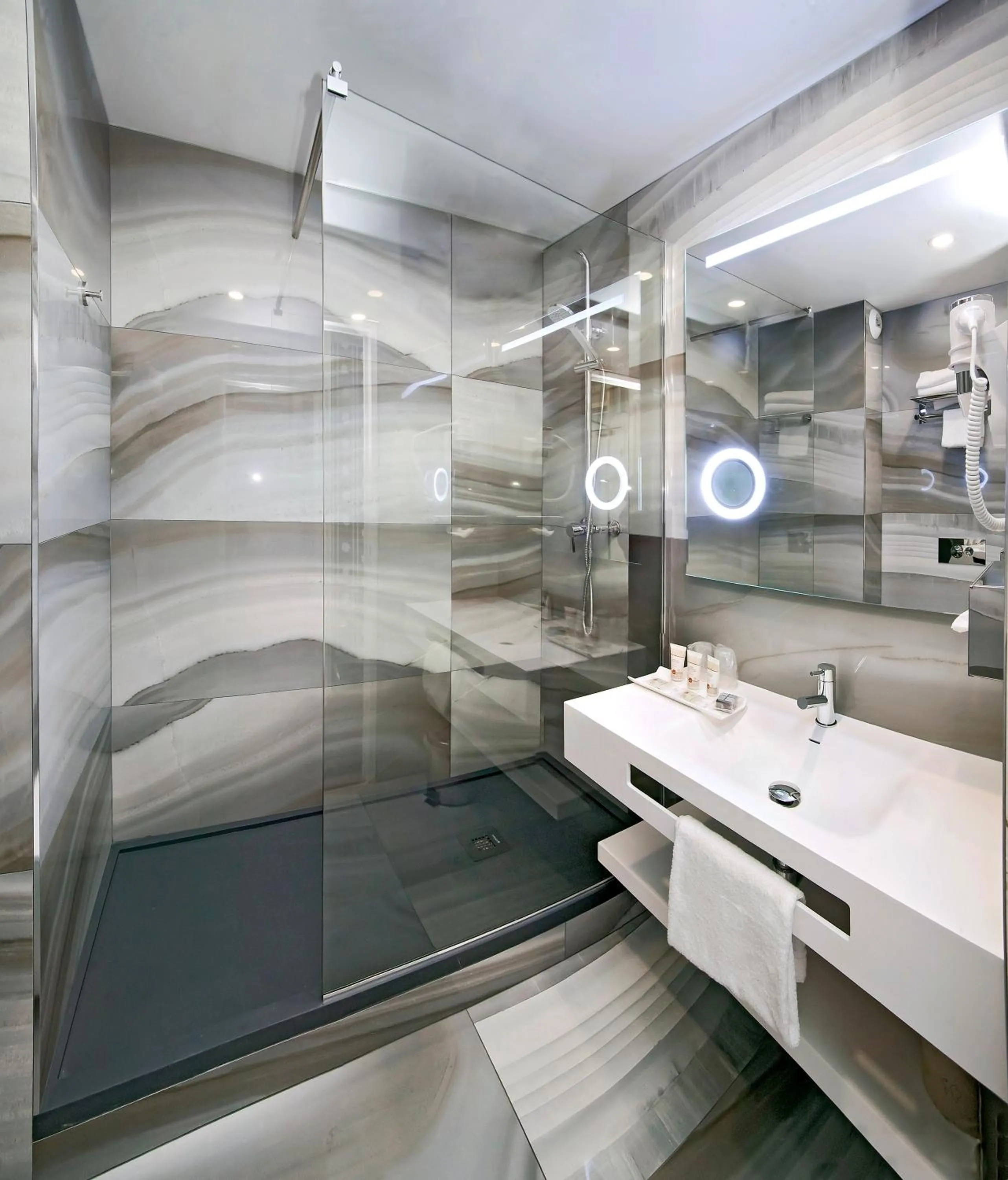Bathroom in Mercure Paris Nanterre