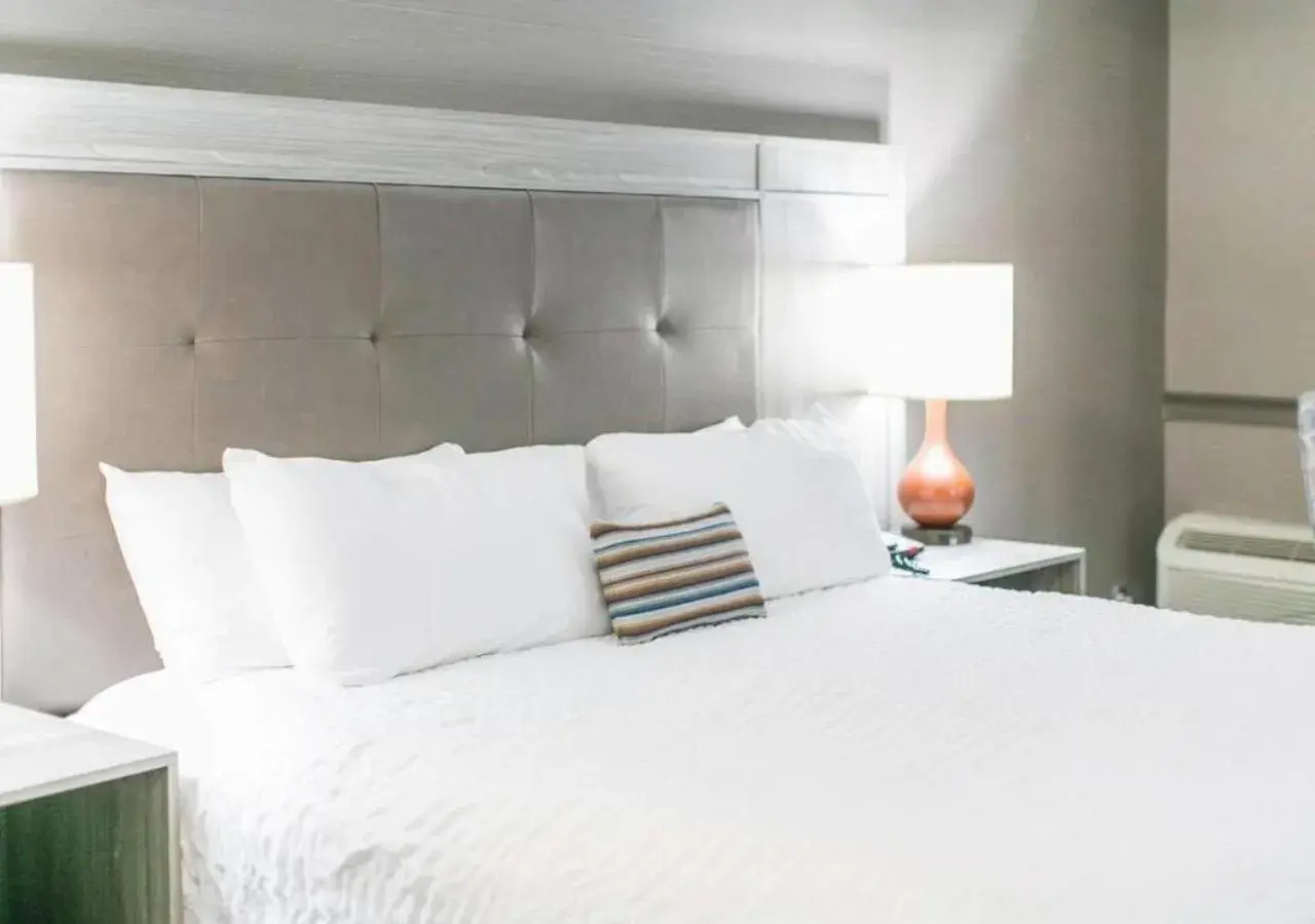 Lakeside King in The Ridges Resort on Lake Chatuge Lakeside King in The Ridges Resort on Lake Chatuge