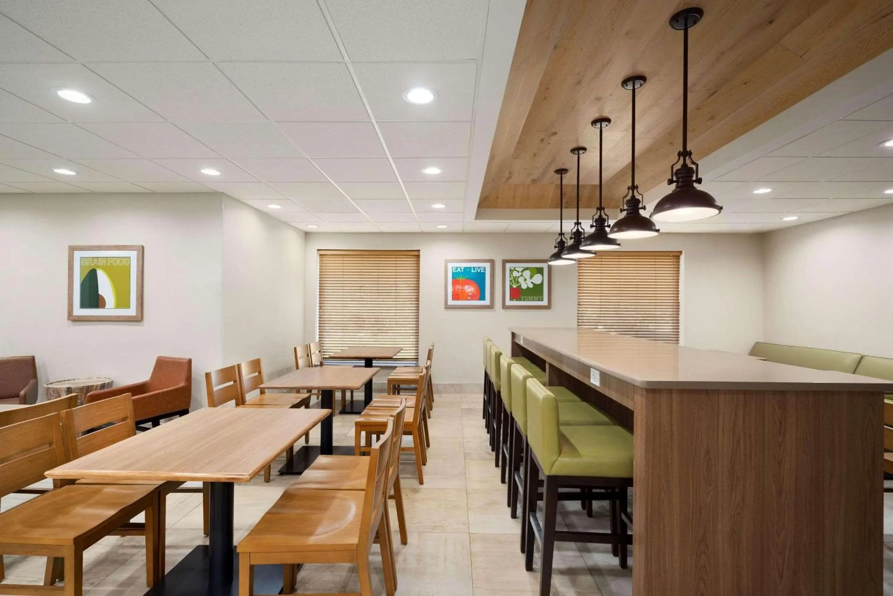 Breakfast in Country Inn & Suites by Radisson, Williamsburg Historic Area, VA