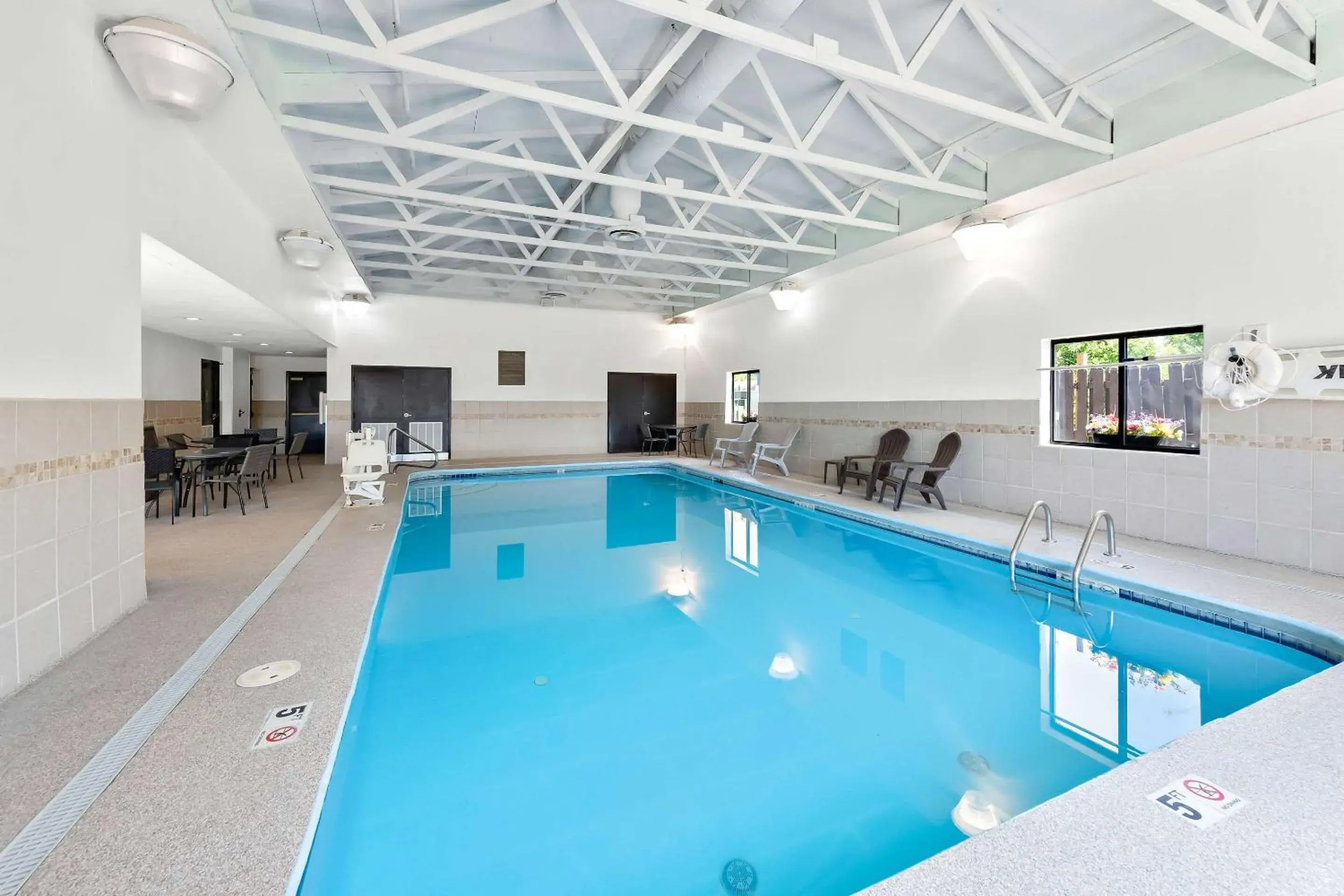 Swimming pool in Comfort Suites Columbus Swimming pool in Comfort Suites Columbus