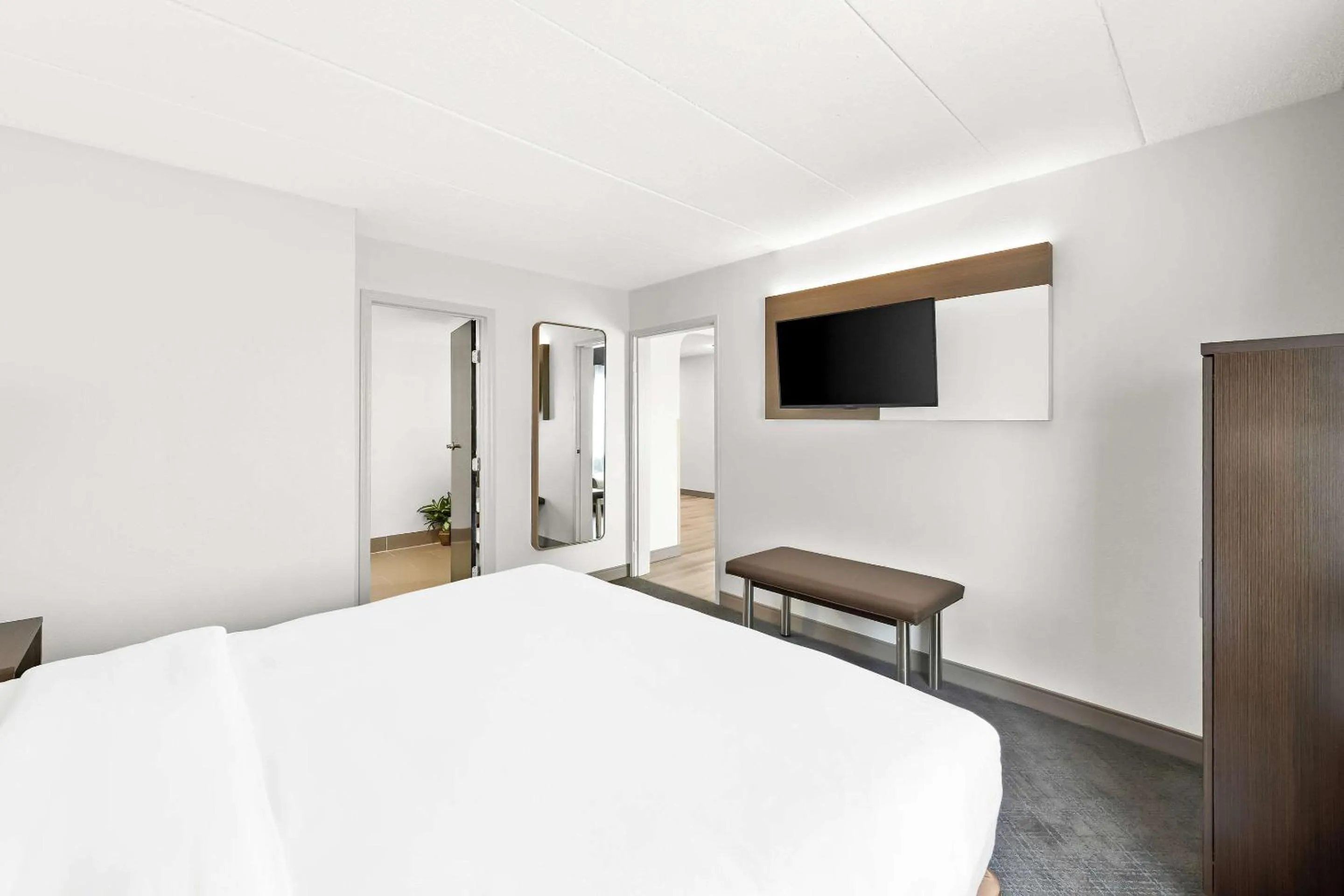 Bedroom, Bed in Comfort Suites Columbus